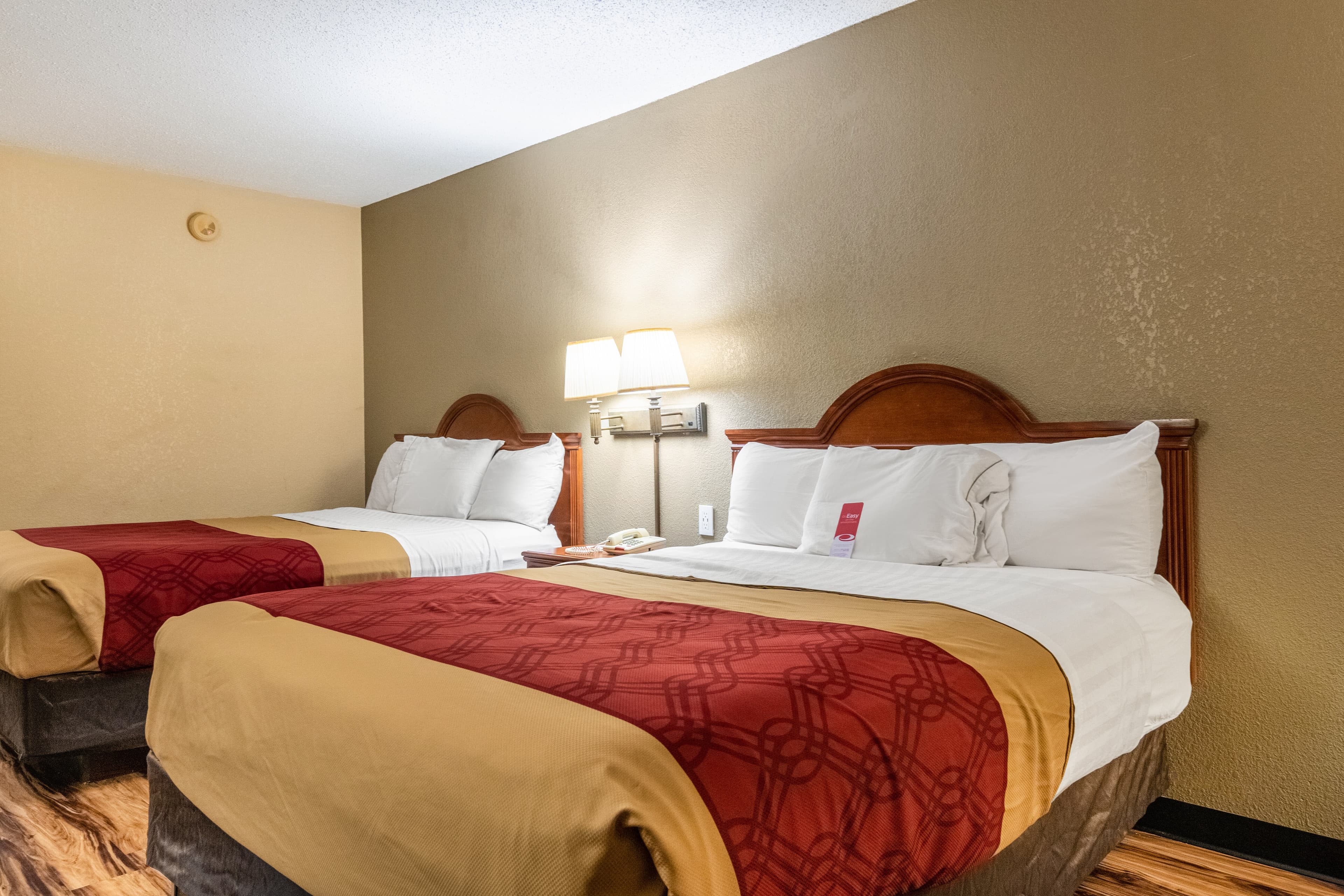 Econo Lodge Hillsboro I-35 — 31