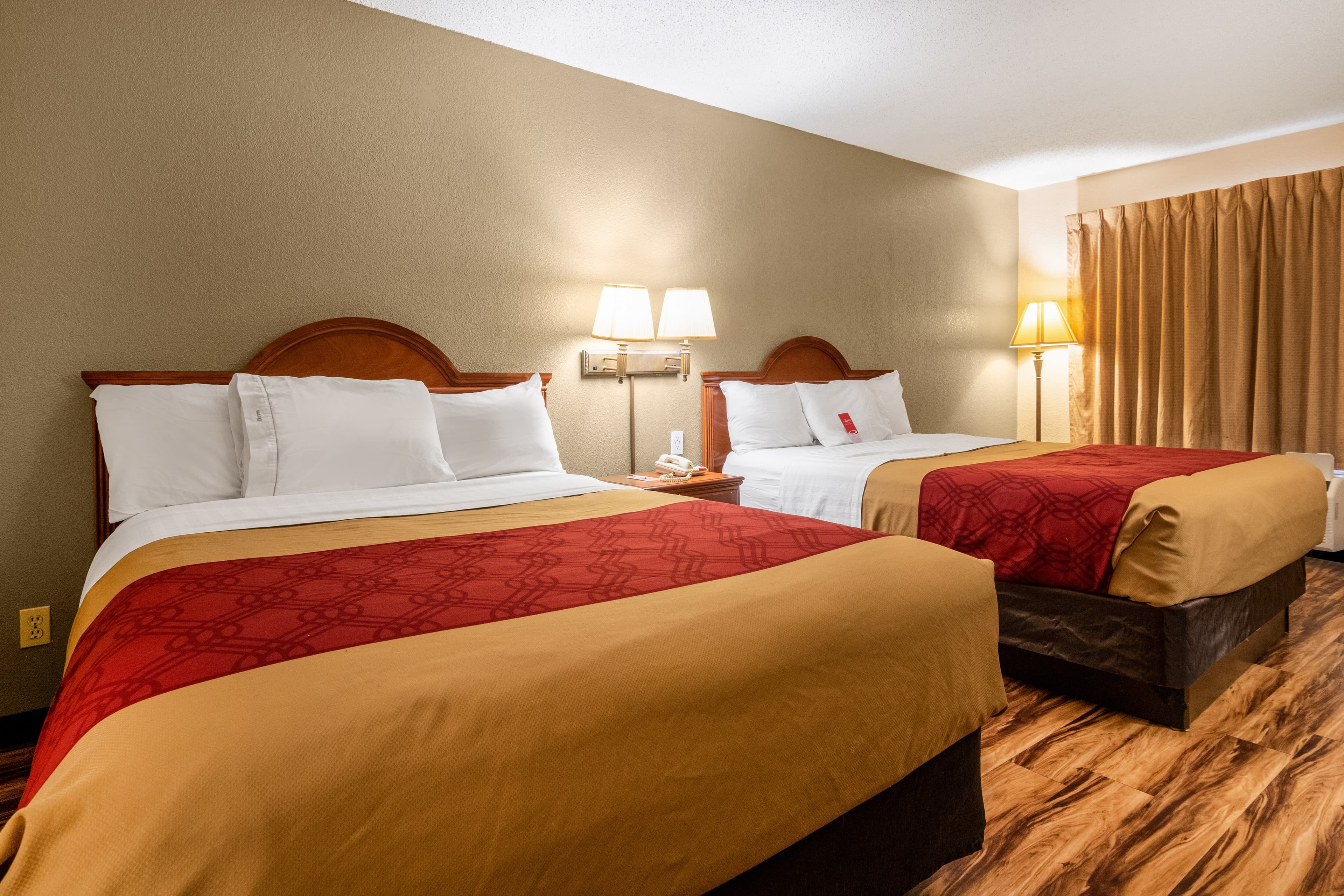 Econo Lodge Hillsboro I-35 — 33