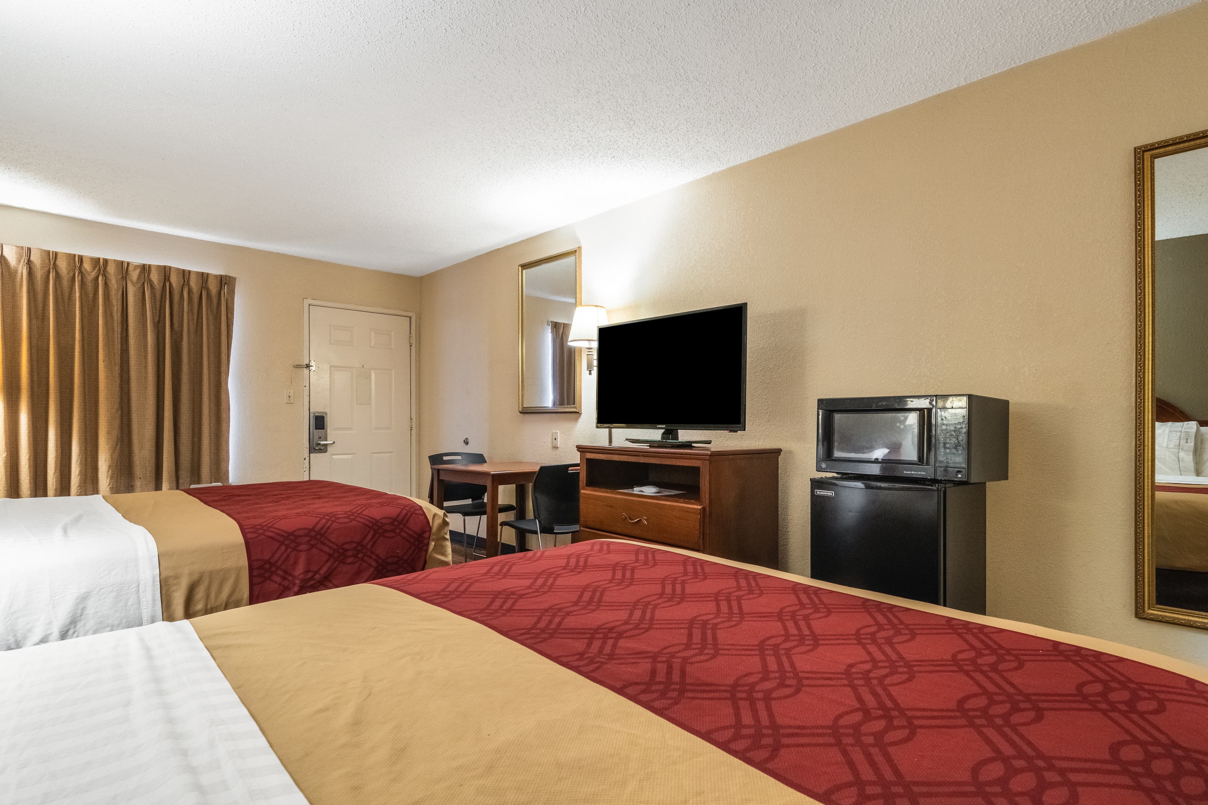 Econo Lodge Hillsboro I-35 — 36