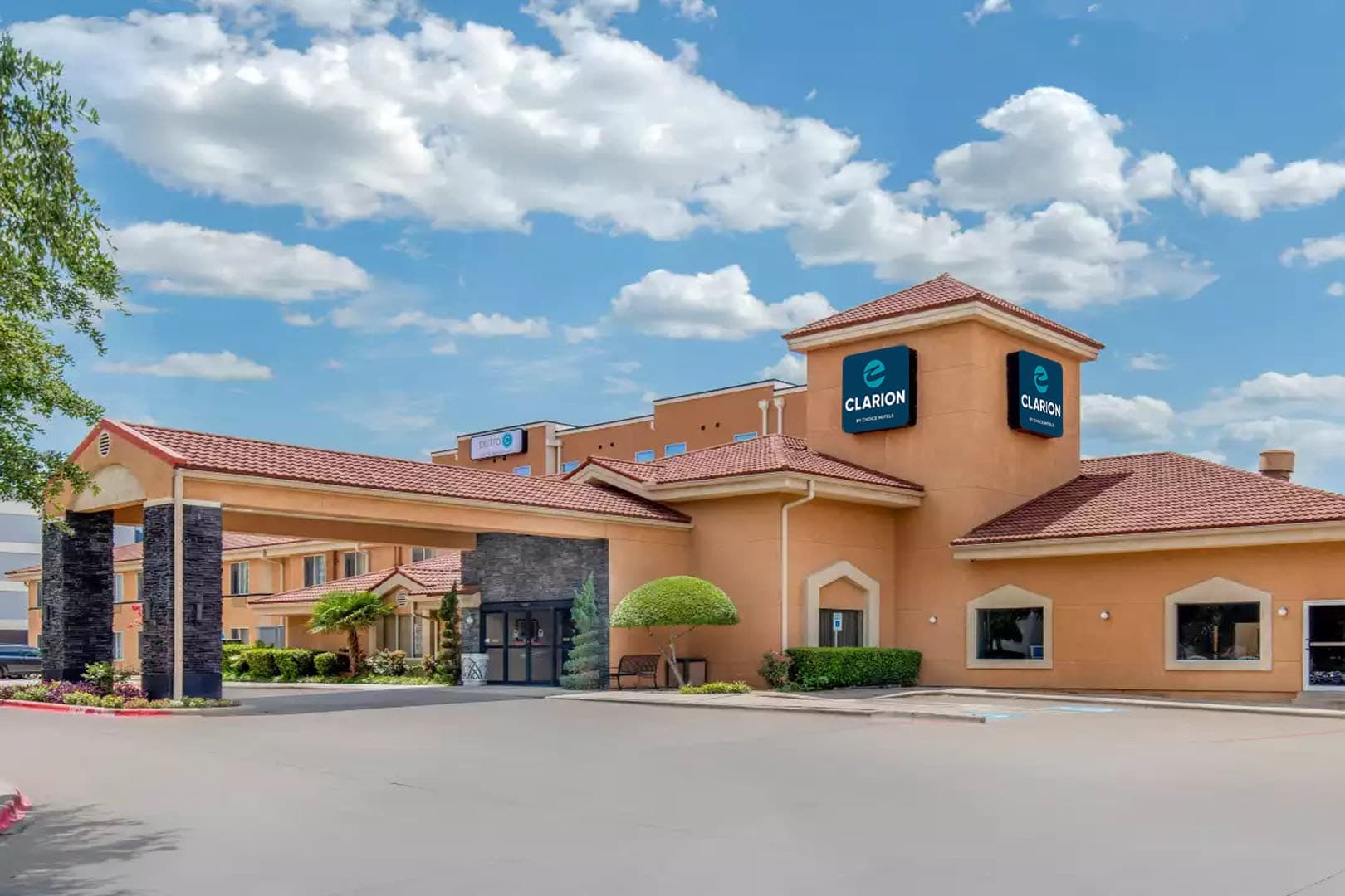 Clarion Inn & Suites DFW North - Image 1