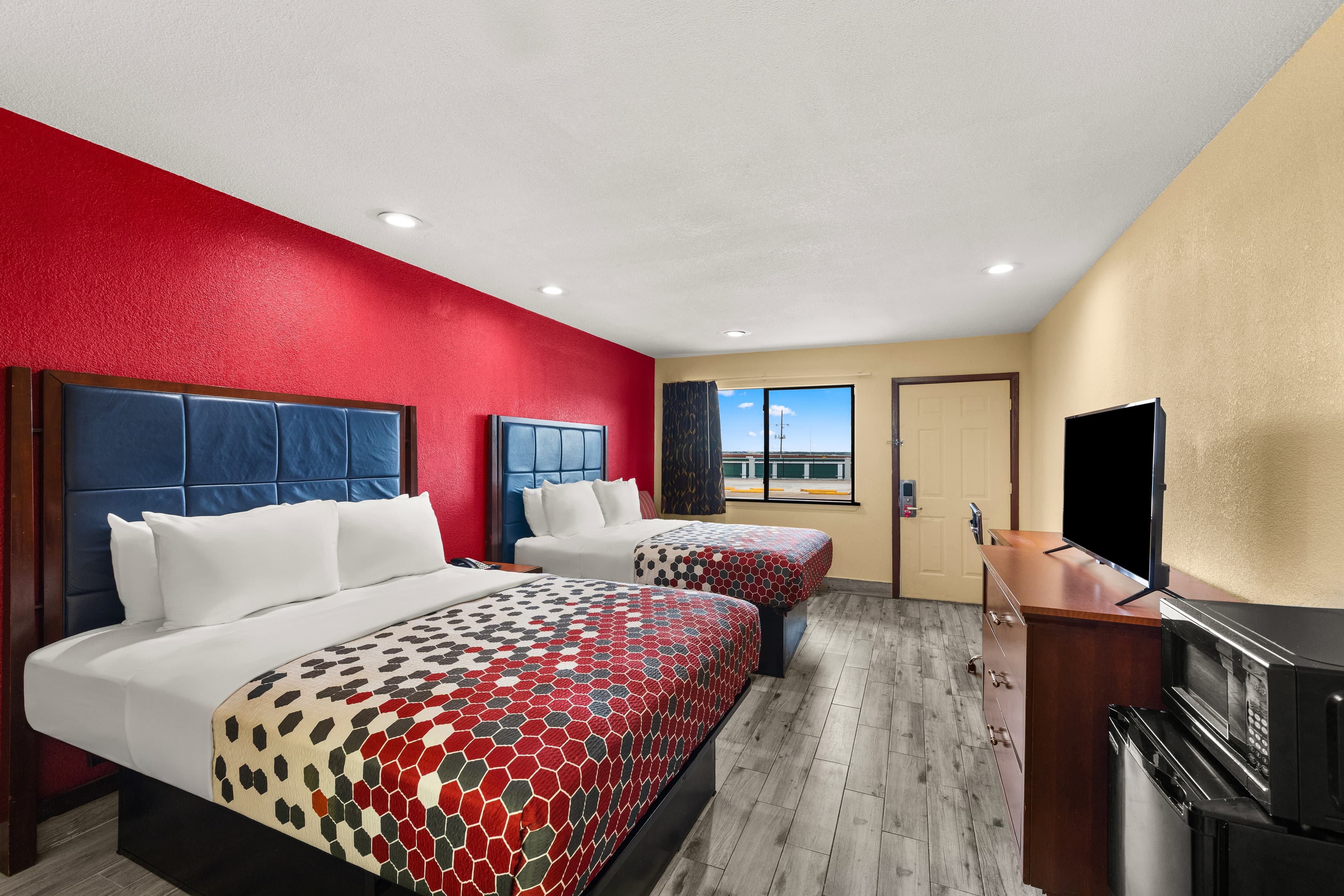 Econo Lodge Belton — 18