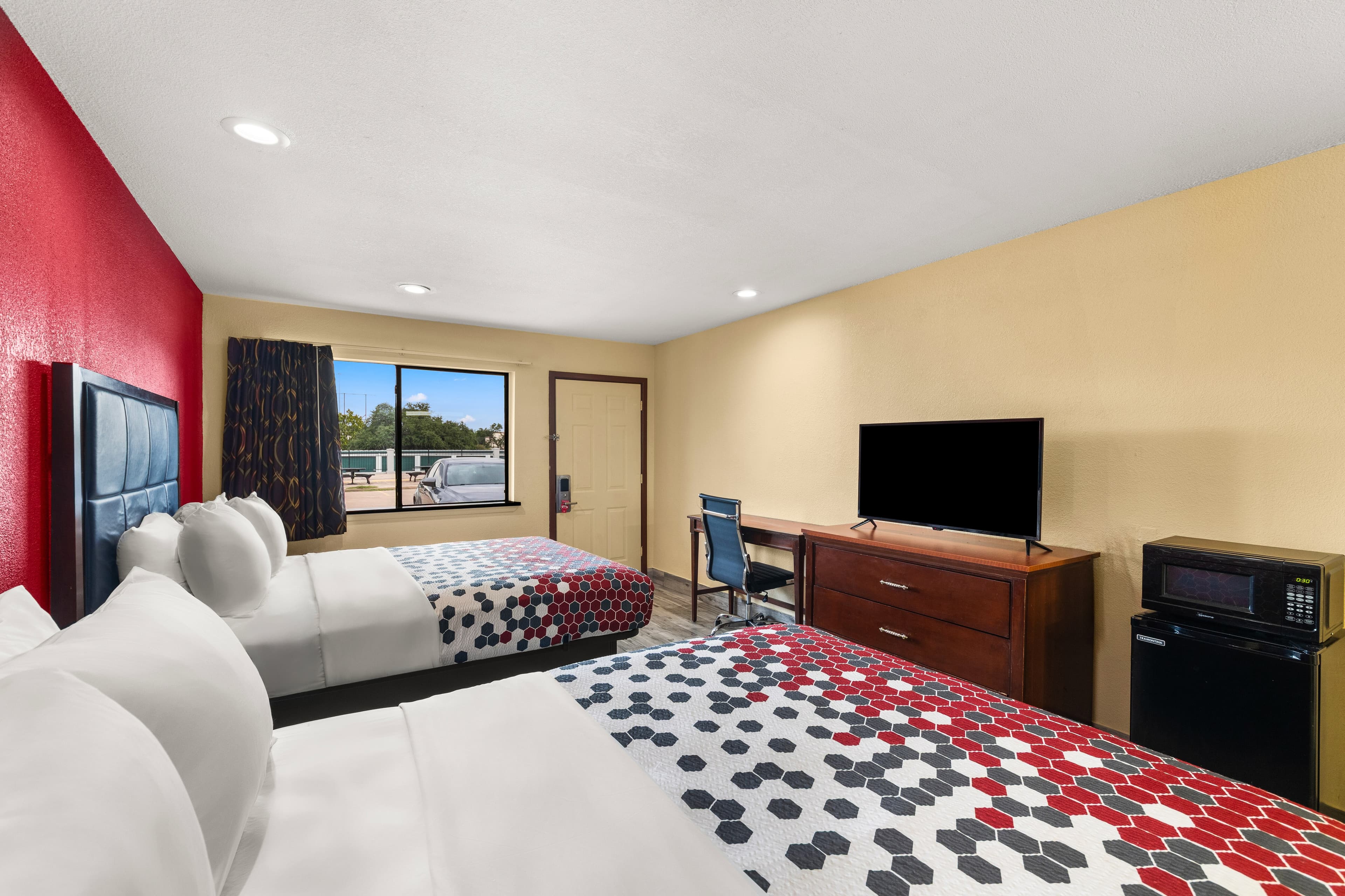 Econo Lodge Belton — 19