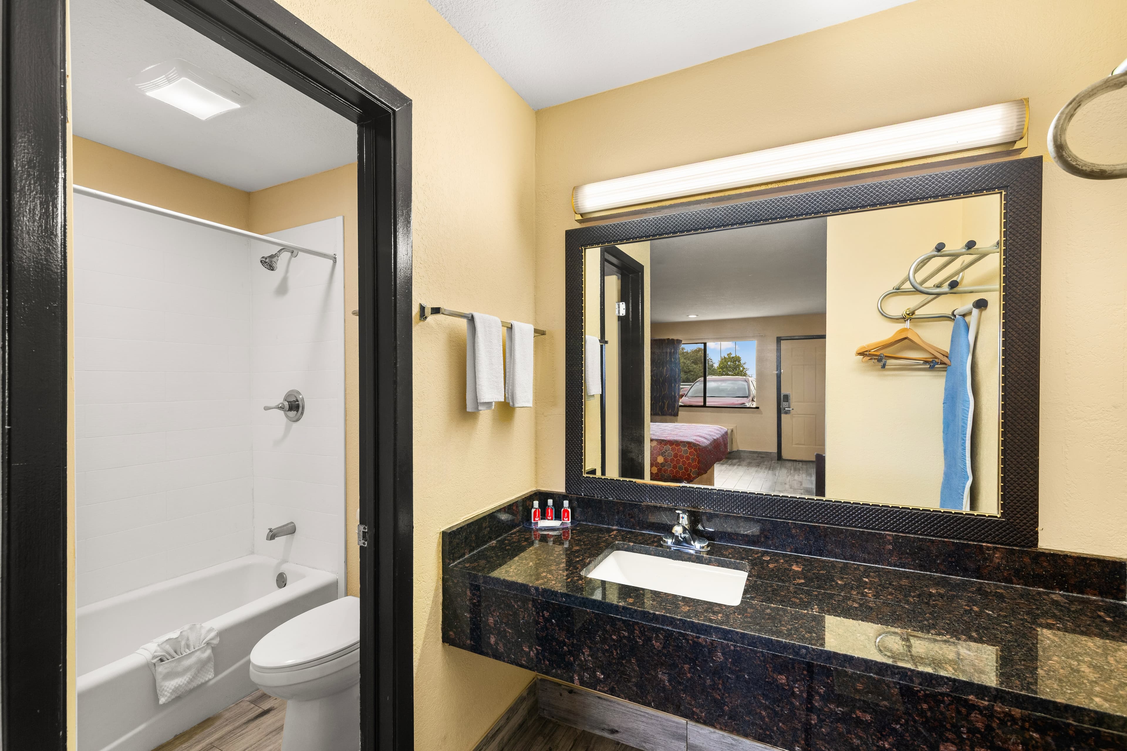 Econo Lodge Belton — 6