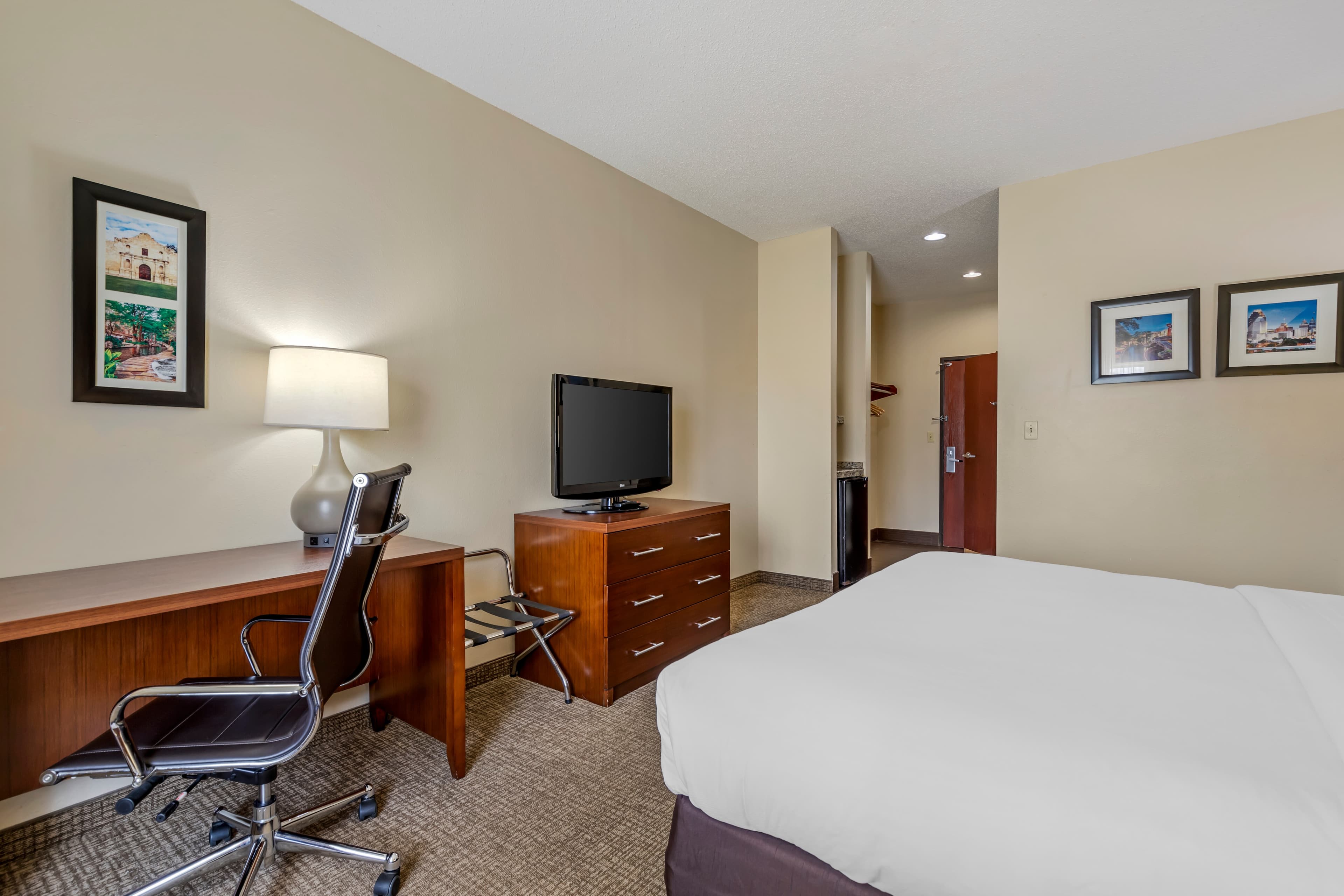 Comfort Inn & Suites Seguin - Image 3