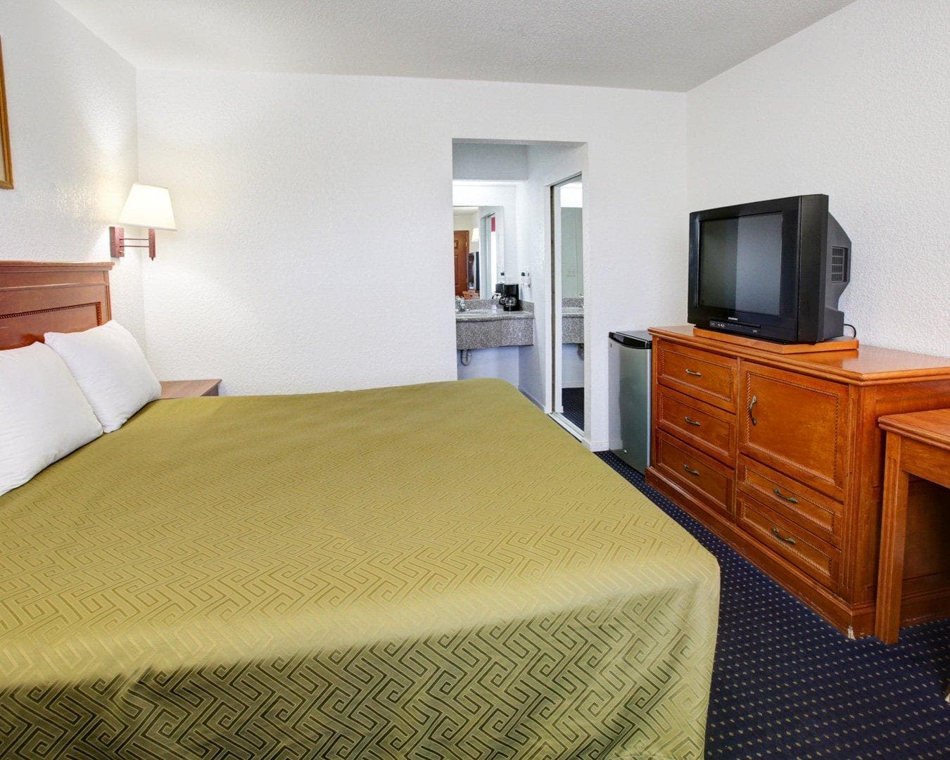 Econo Lodge Temple — 8