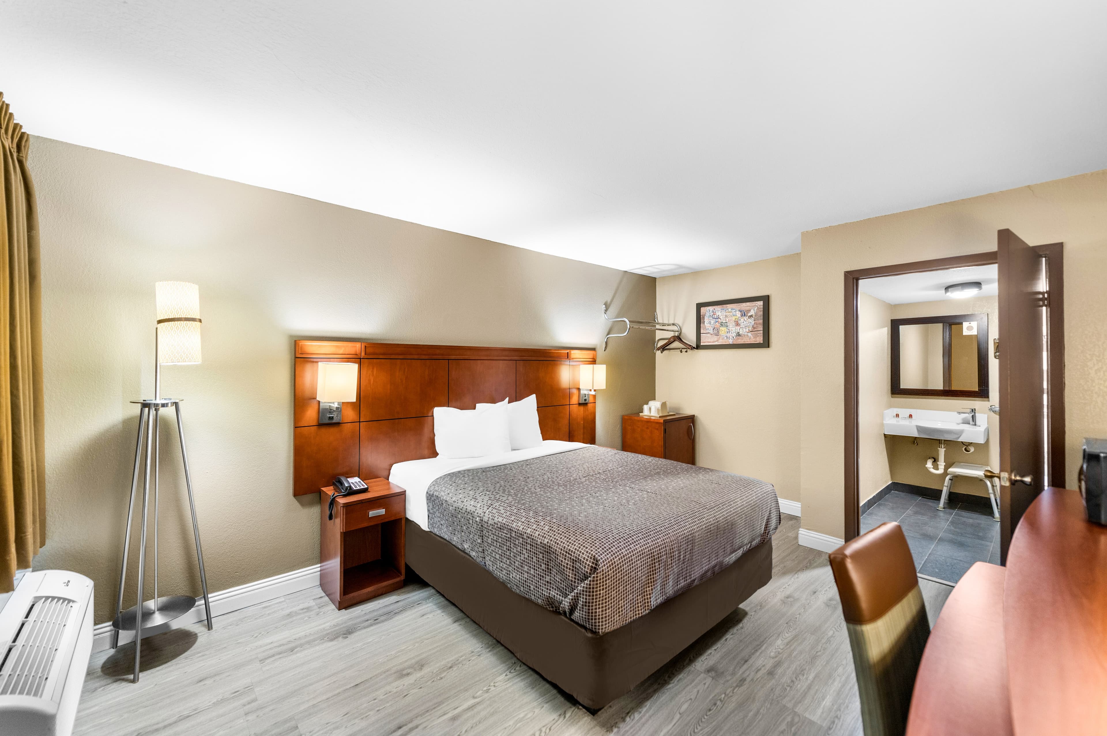 Econo Lodge Texarkana I-30 - Image 2