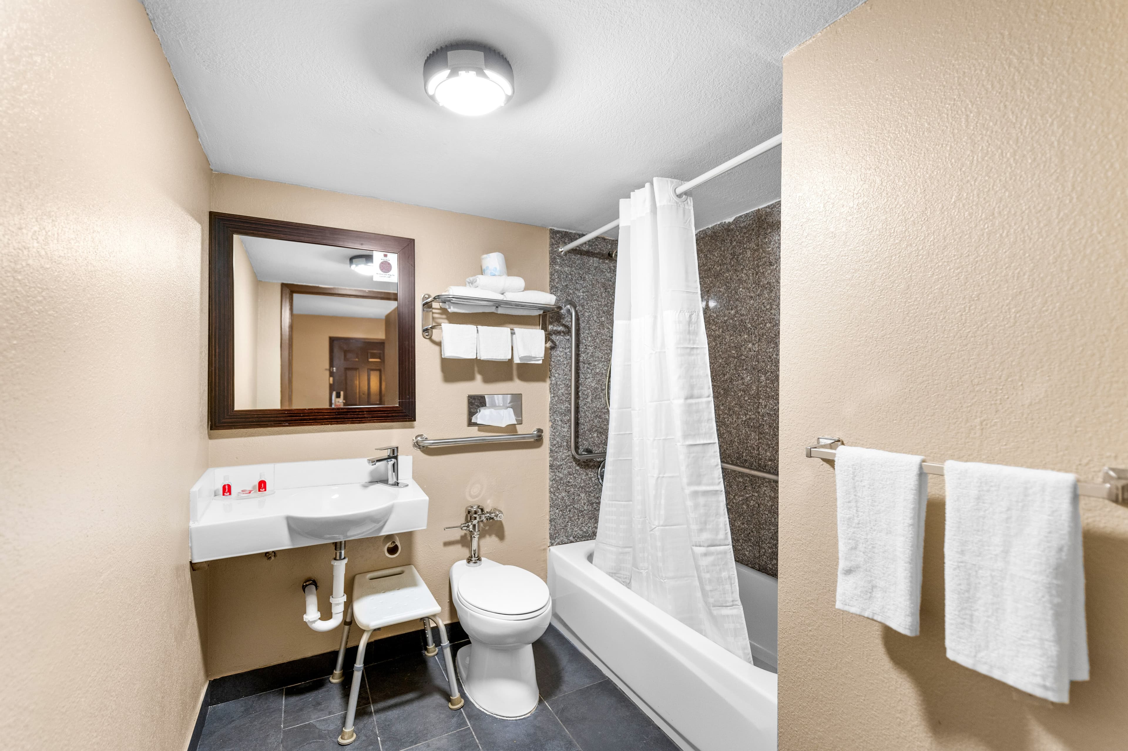 Econo Lodge Texarkana I-30 — 6
