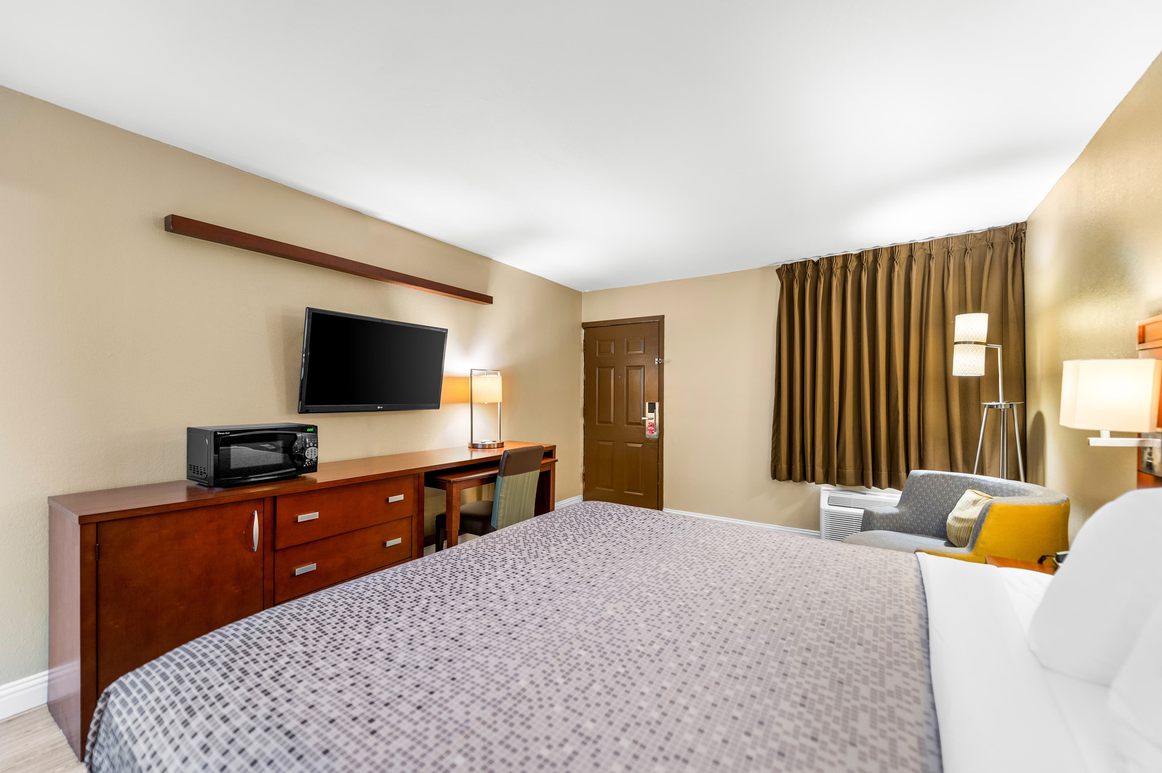 Econo Lodge Texarkana I-30 — 9