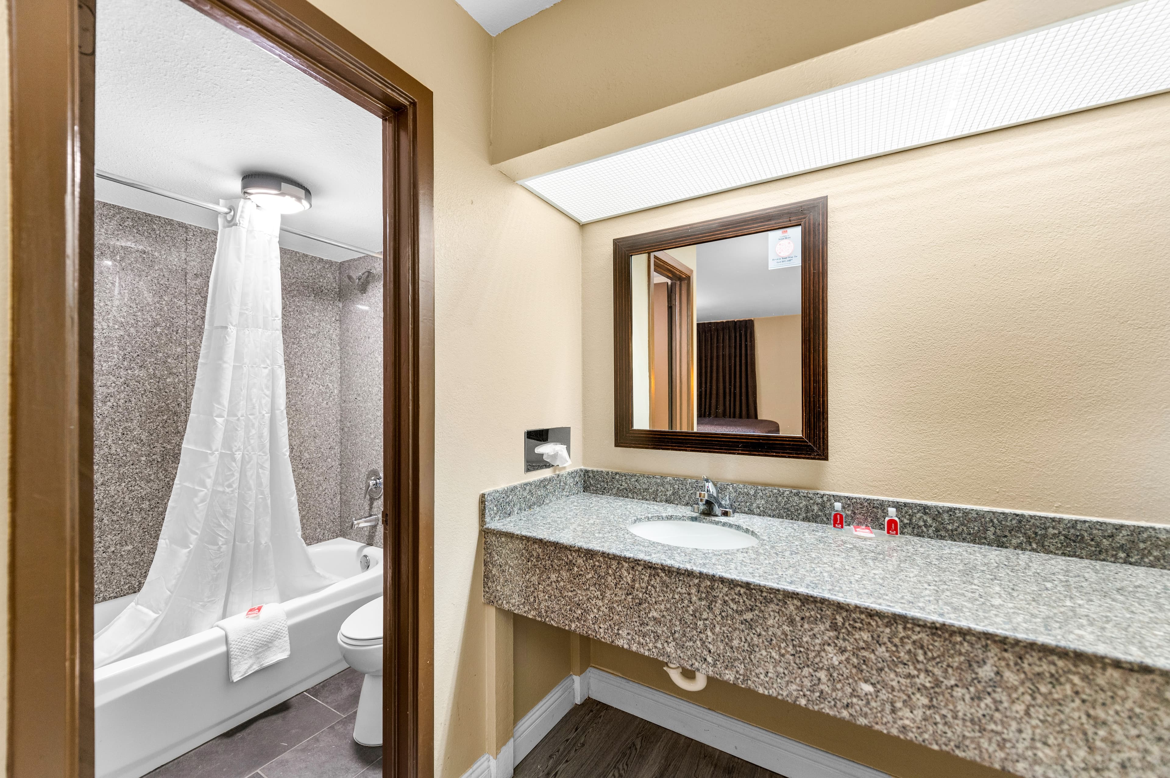 Econo Lodge Texarkana I-30 — 17