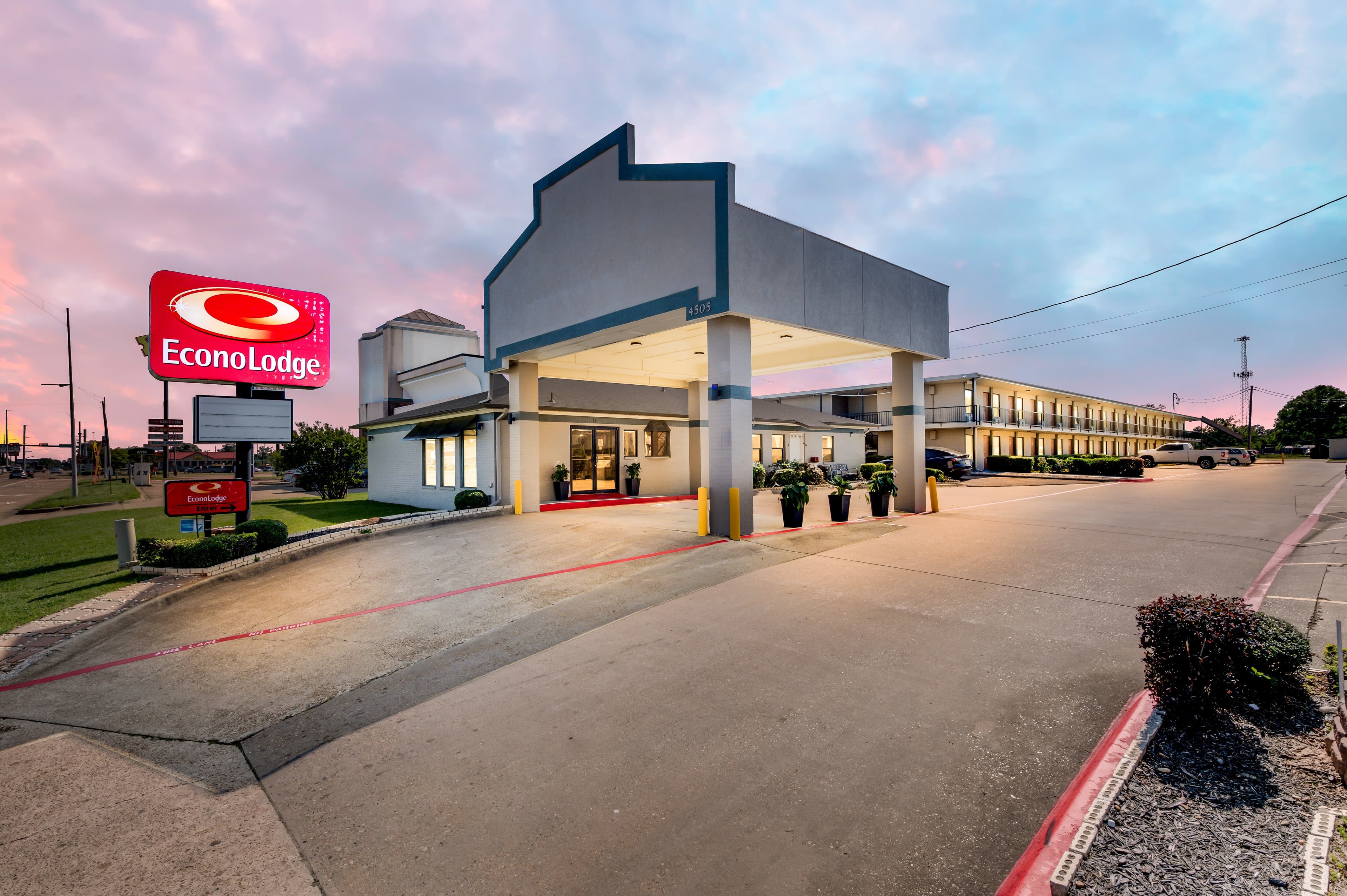 Econo Lodge Texarkana I-30 - Image 1