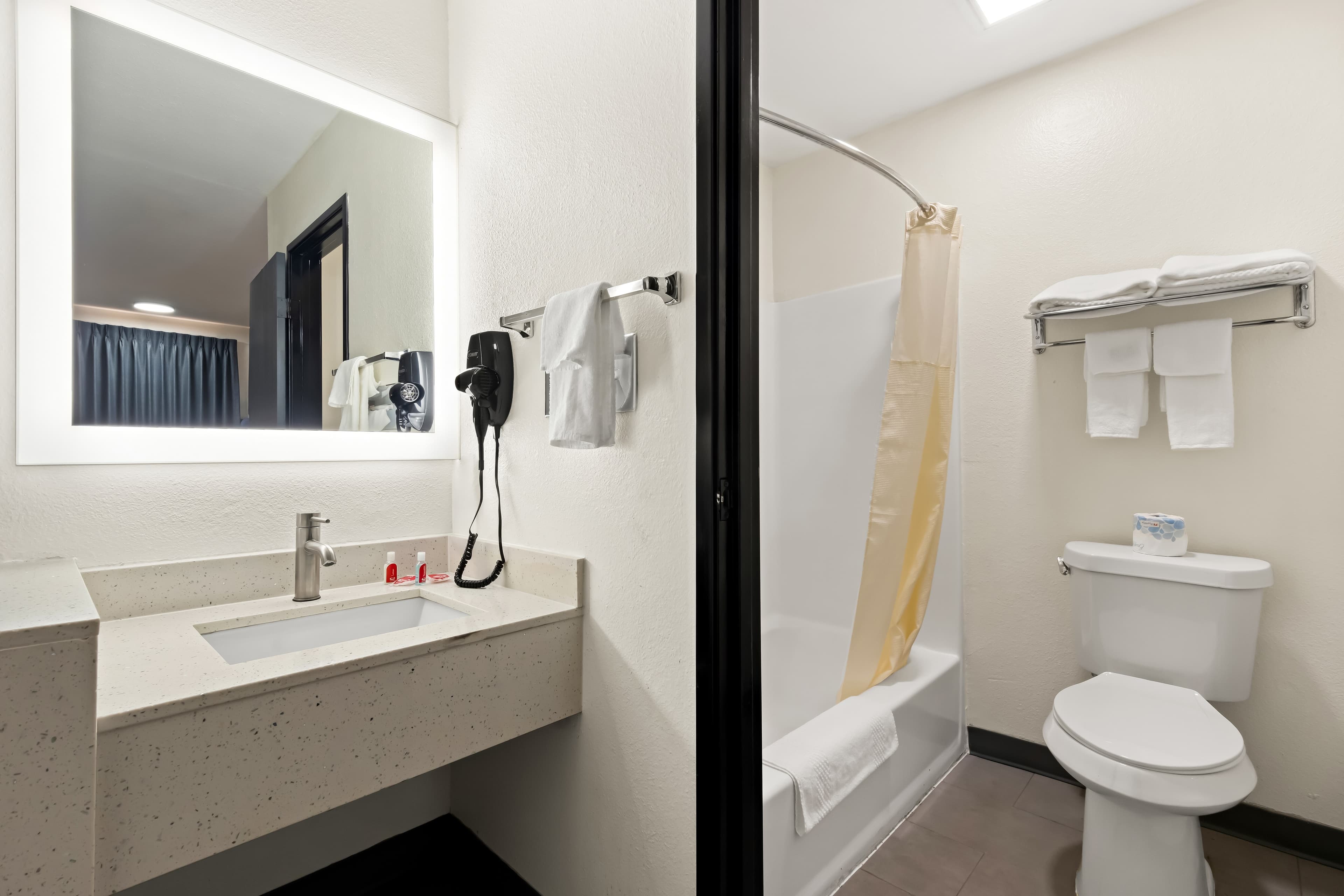 Econo Lodge Dumas — 9