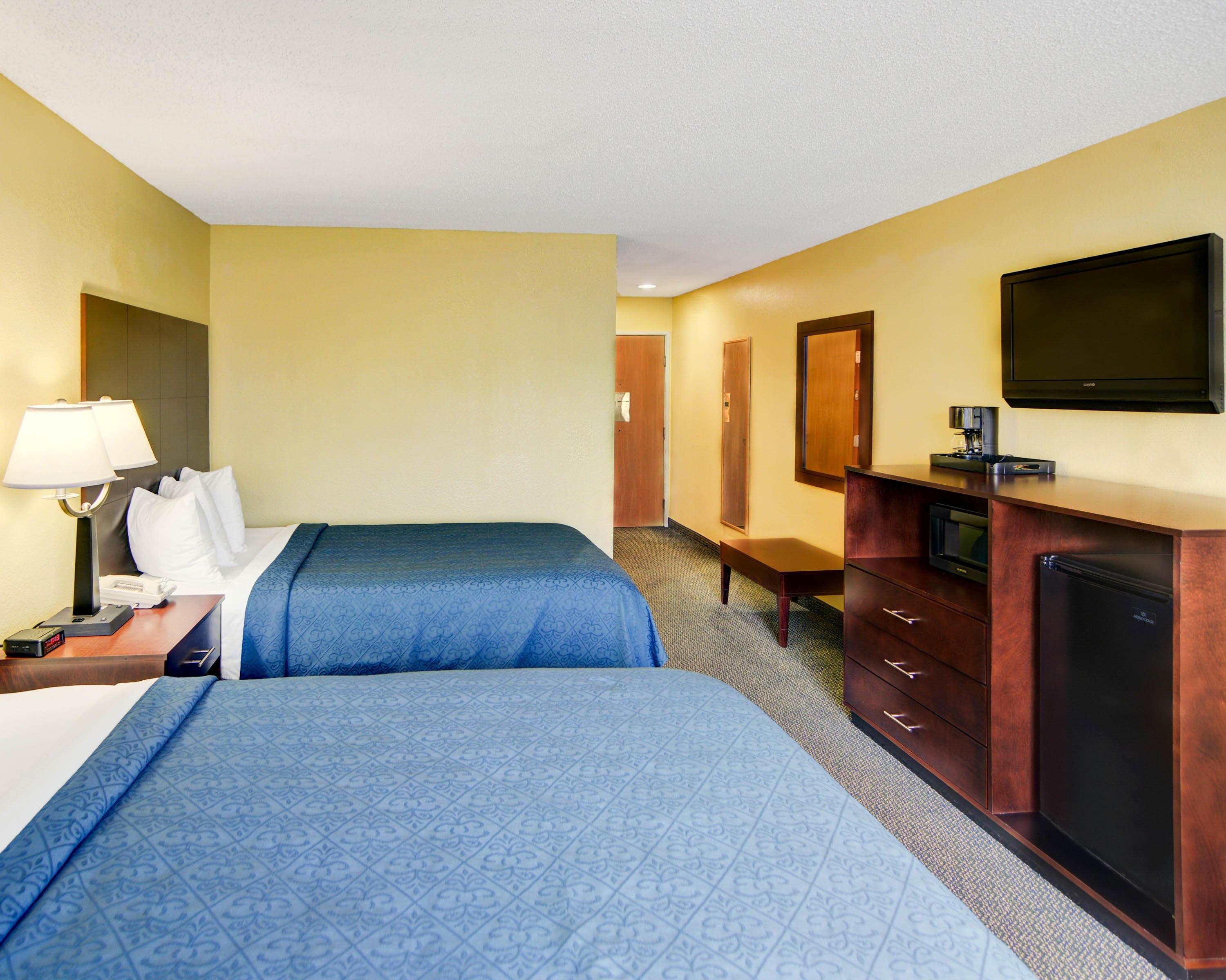 Quality Inn & Suites Grand Prairie South - Image 2