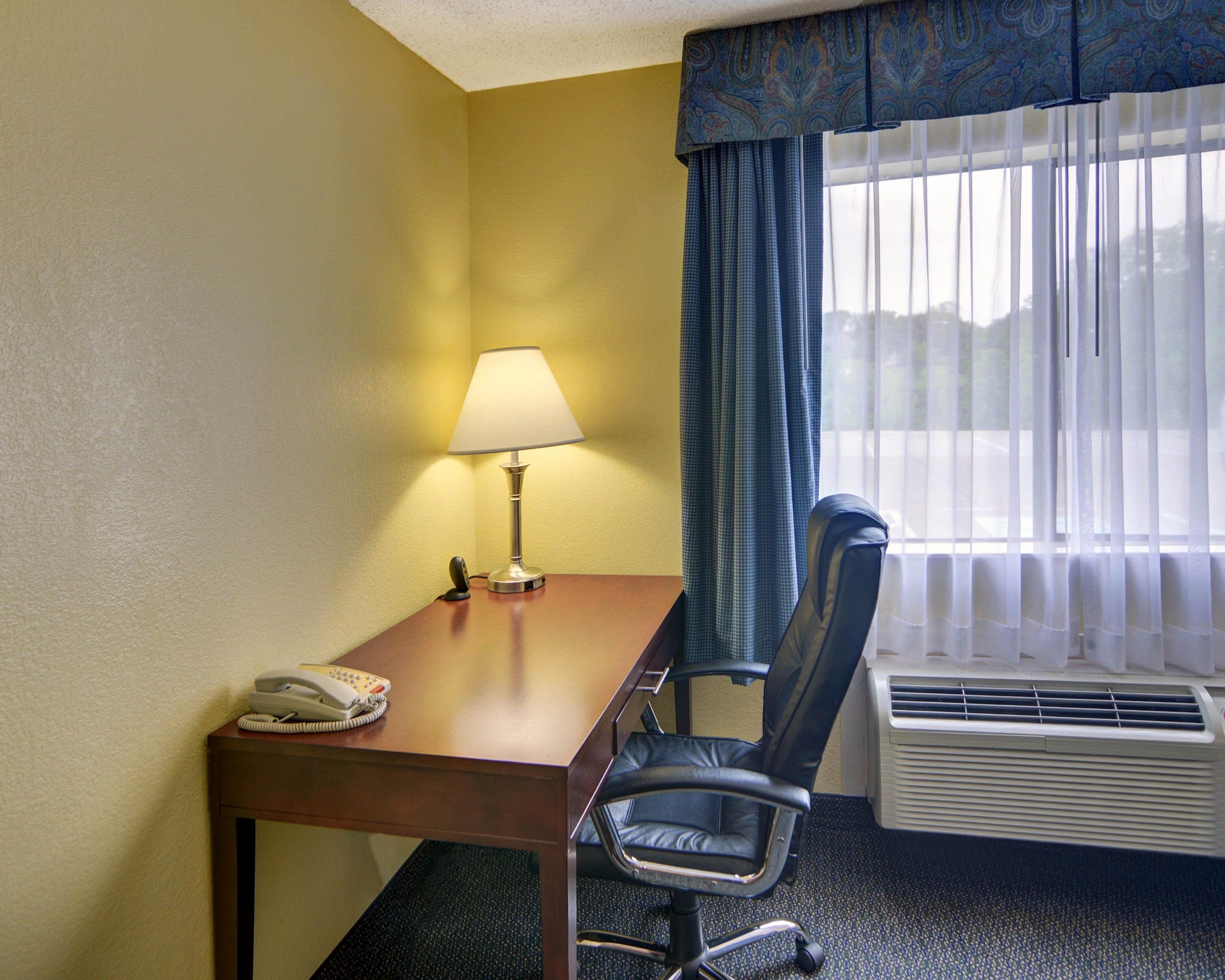 Quality Inn & Suites Grand Prairie South - Image 4