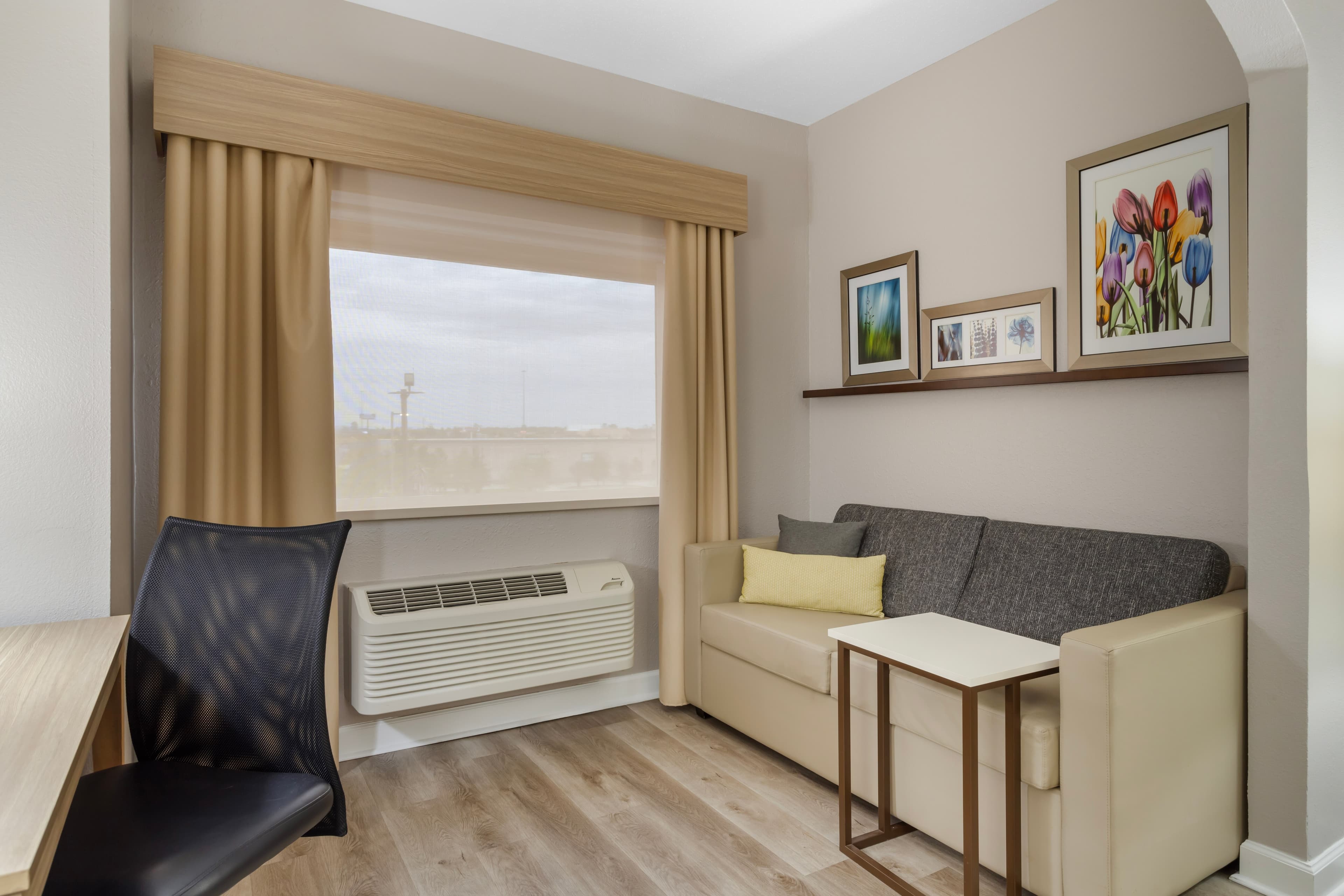 Comfort Suites Shenandoah-The Woodlands — 12
