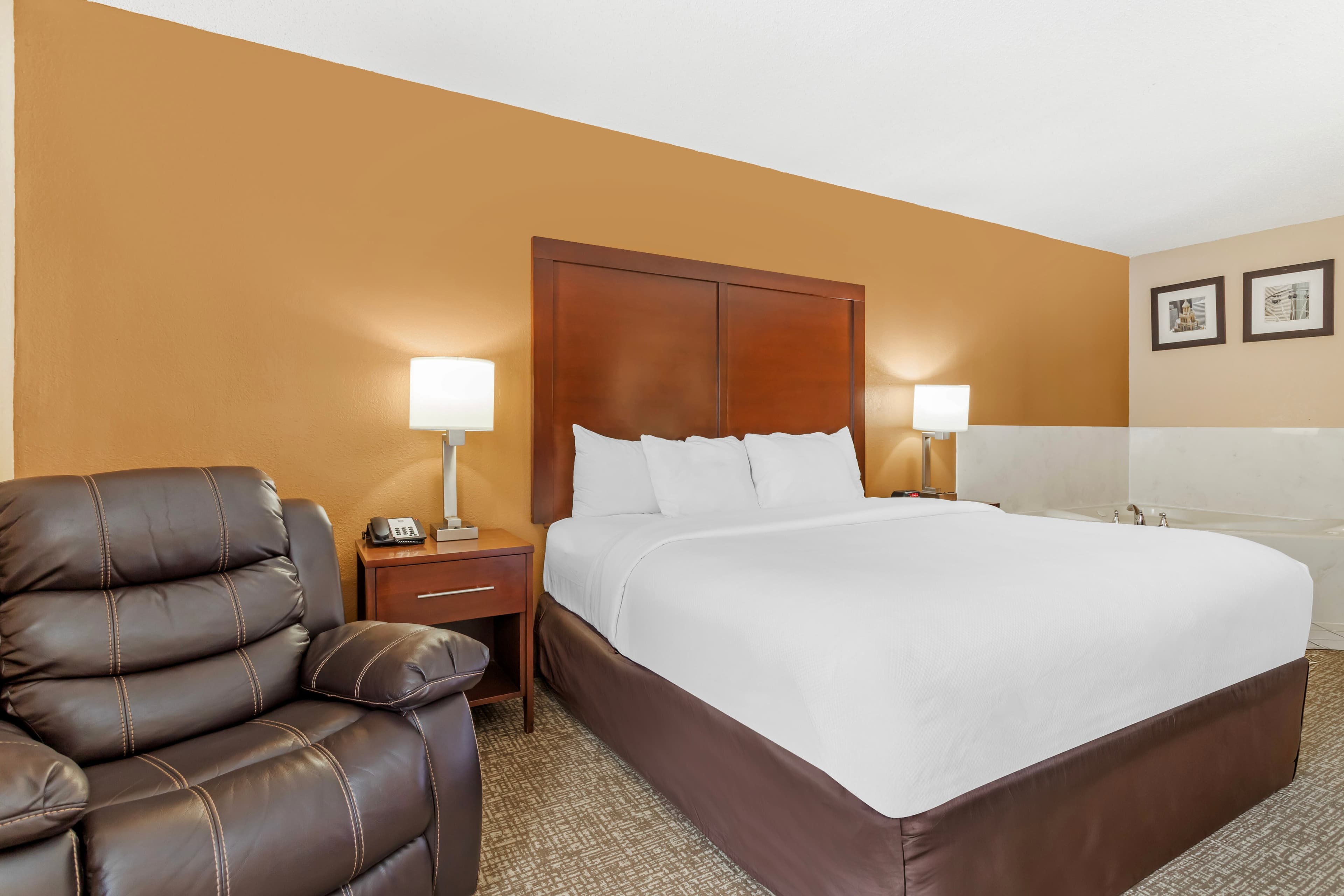 1 King Bed, Mobility Accessible - Image 1