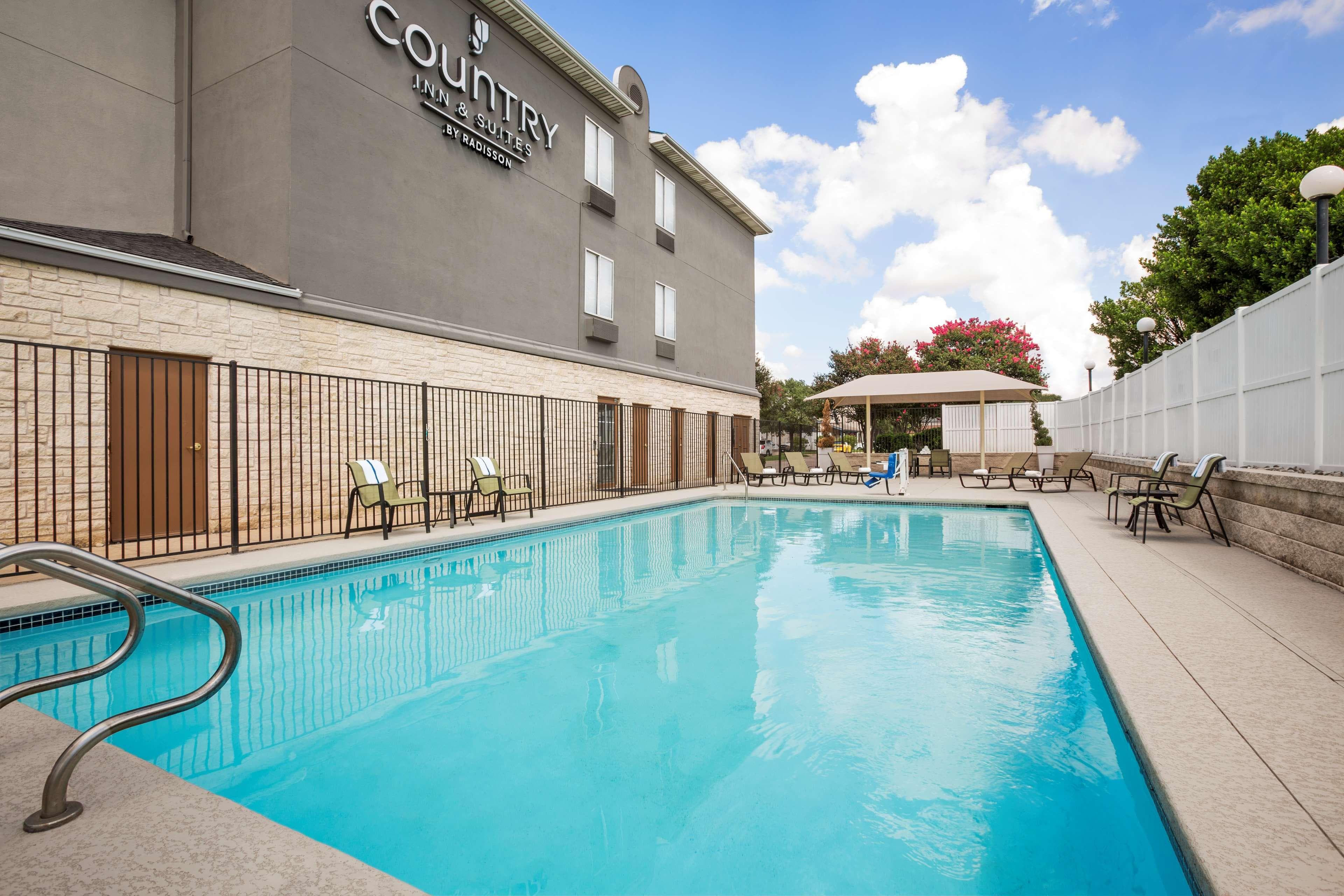 Country Inn & Suites by Radisson, Austin North (Pflugerville), TX - Image 1