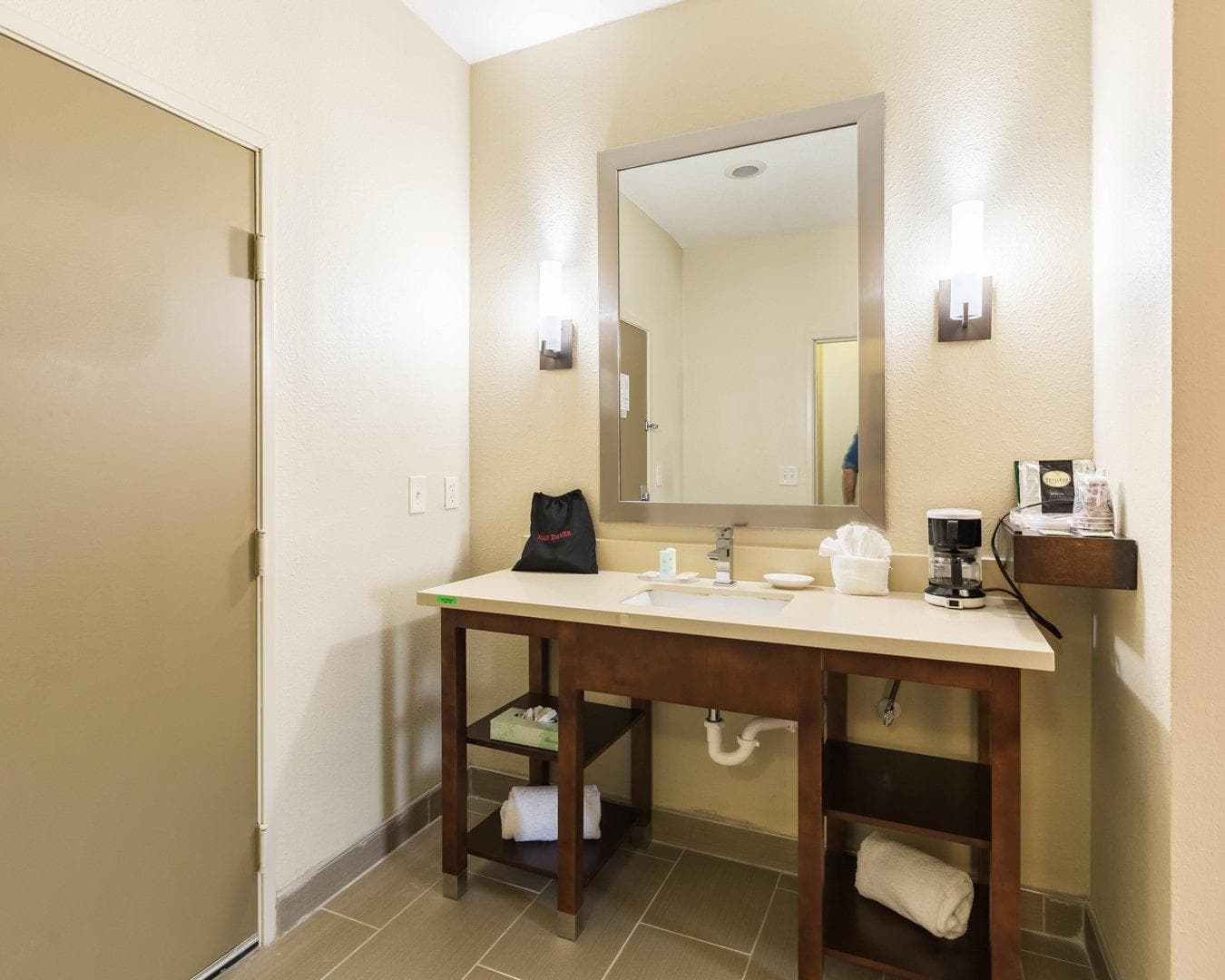Econo Lodge Inn & Suites East Houston I-10 — 6