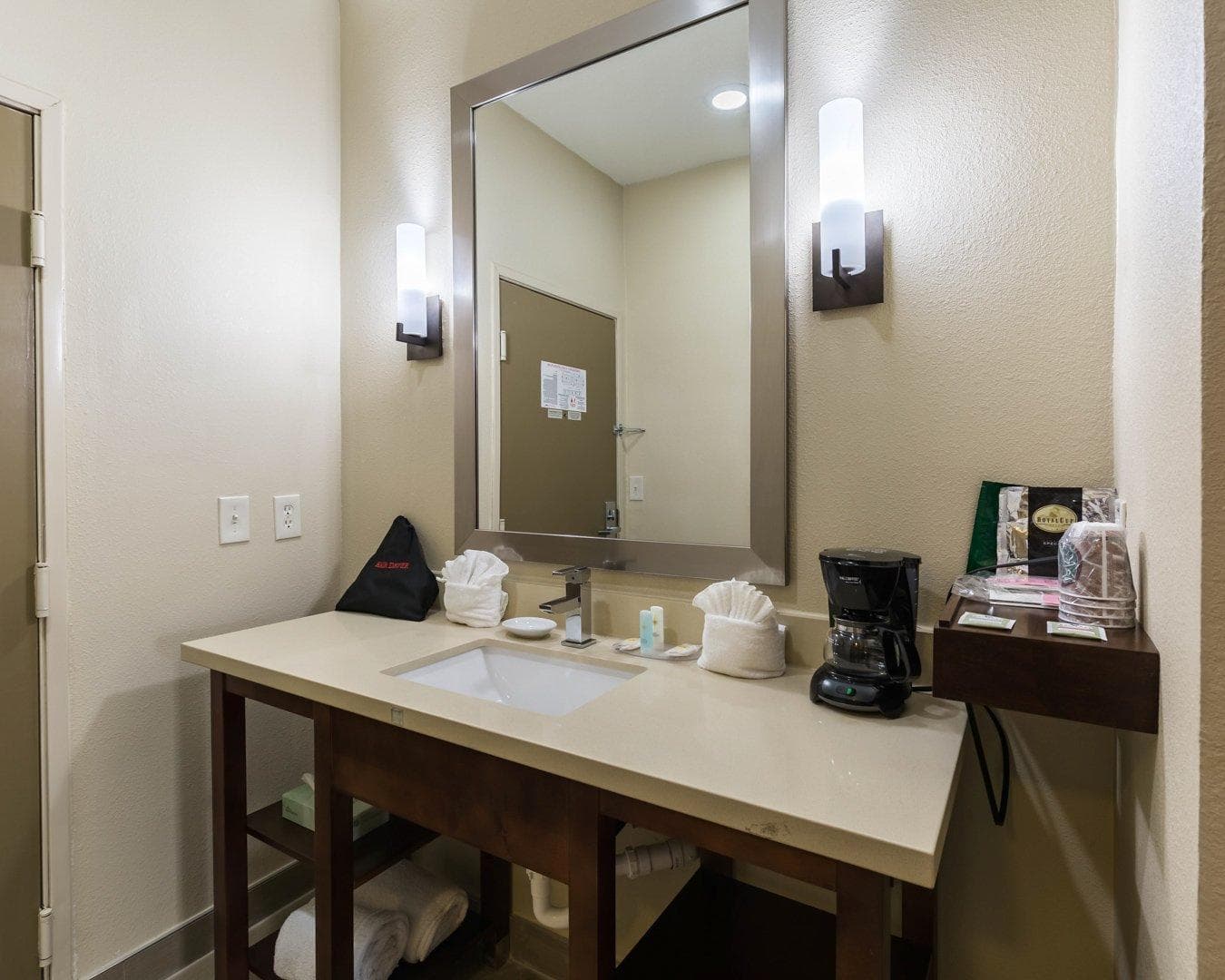 Econo Lodge Inn & Suites East Houston I-10 — 11