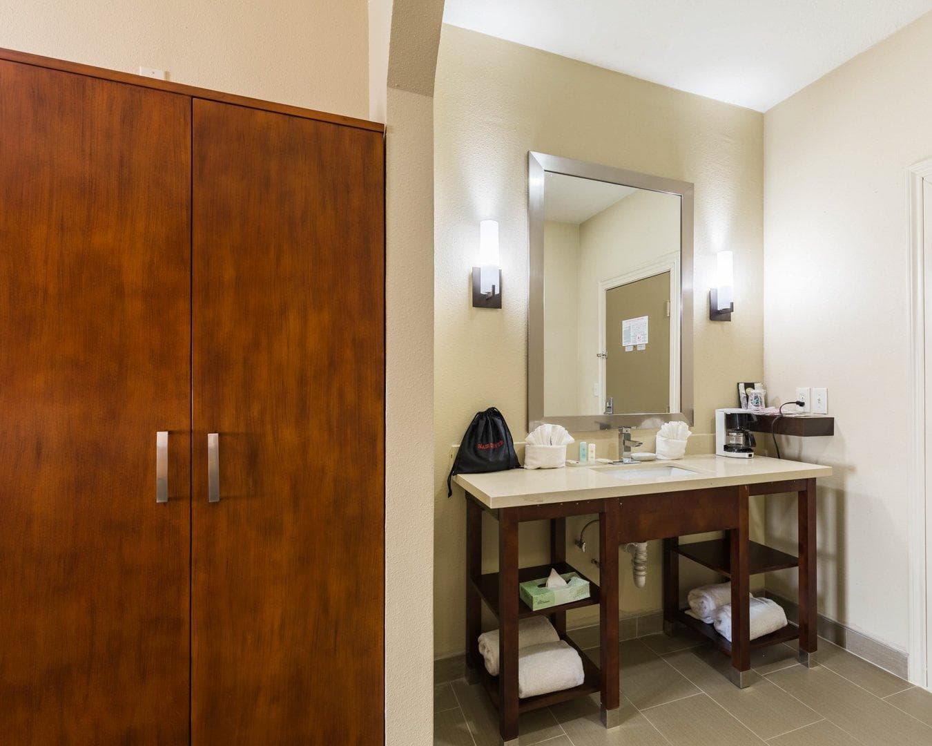 Econo Lodge Inn & Suites East Houston I-10 — 30