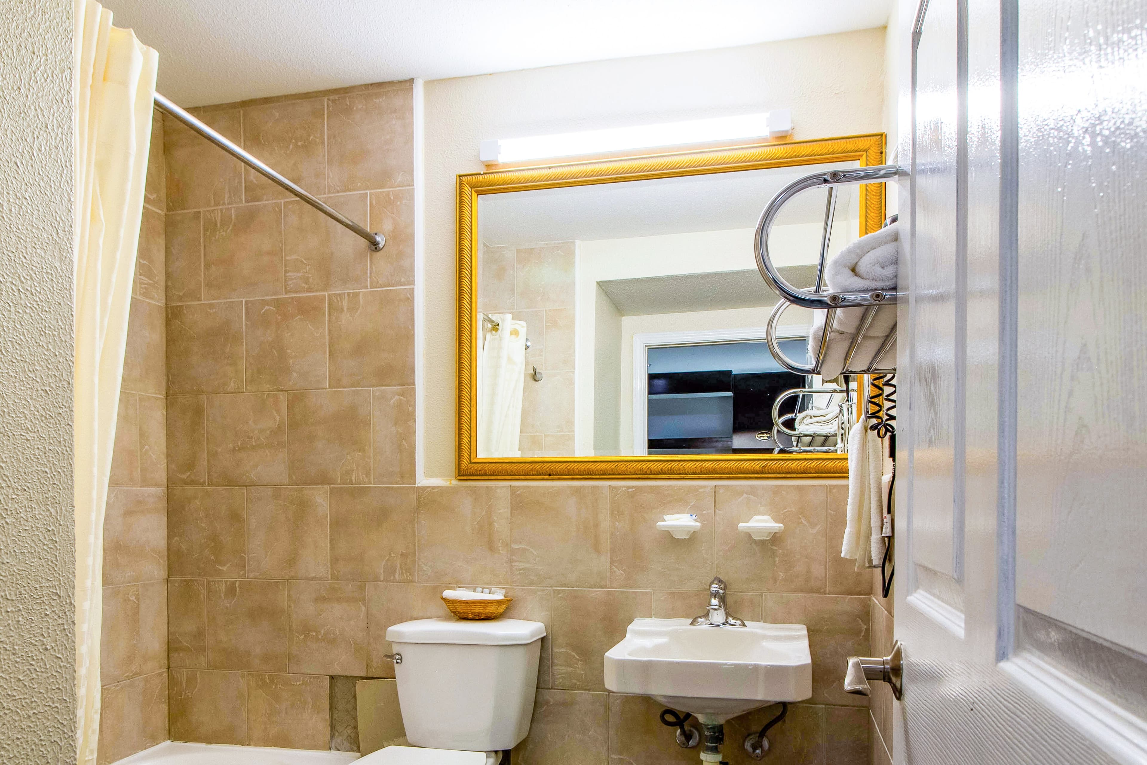 Rodeway Inn & Suites Houston near Medical Center - Image 5