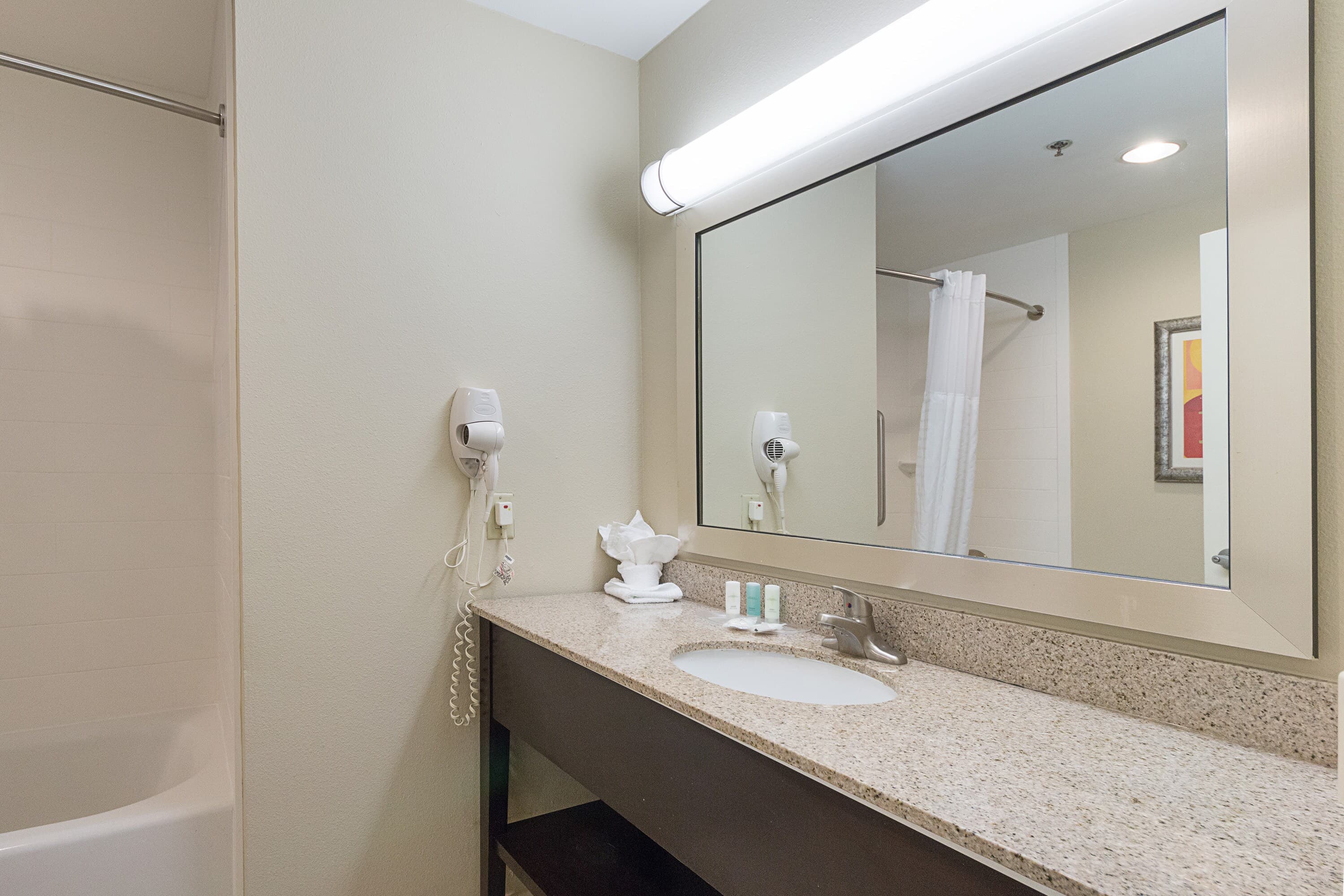 Comfort Suites Beachside - Image 3