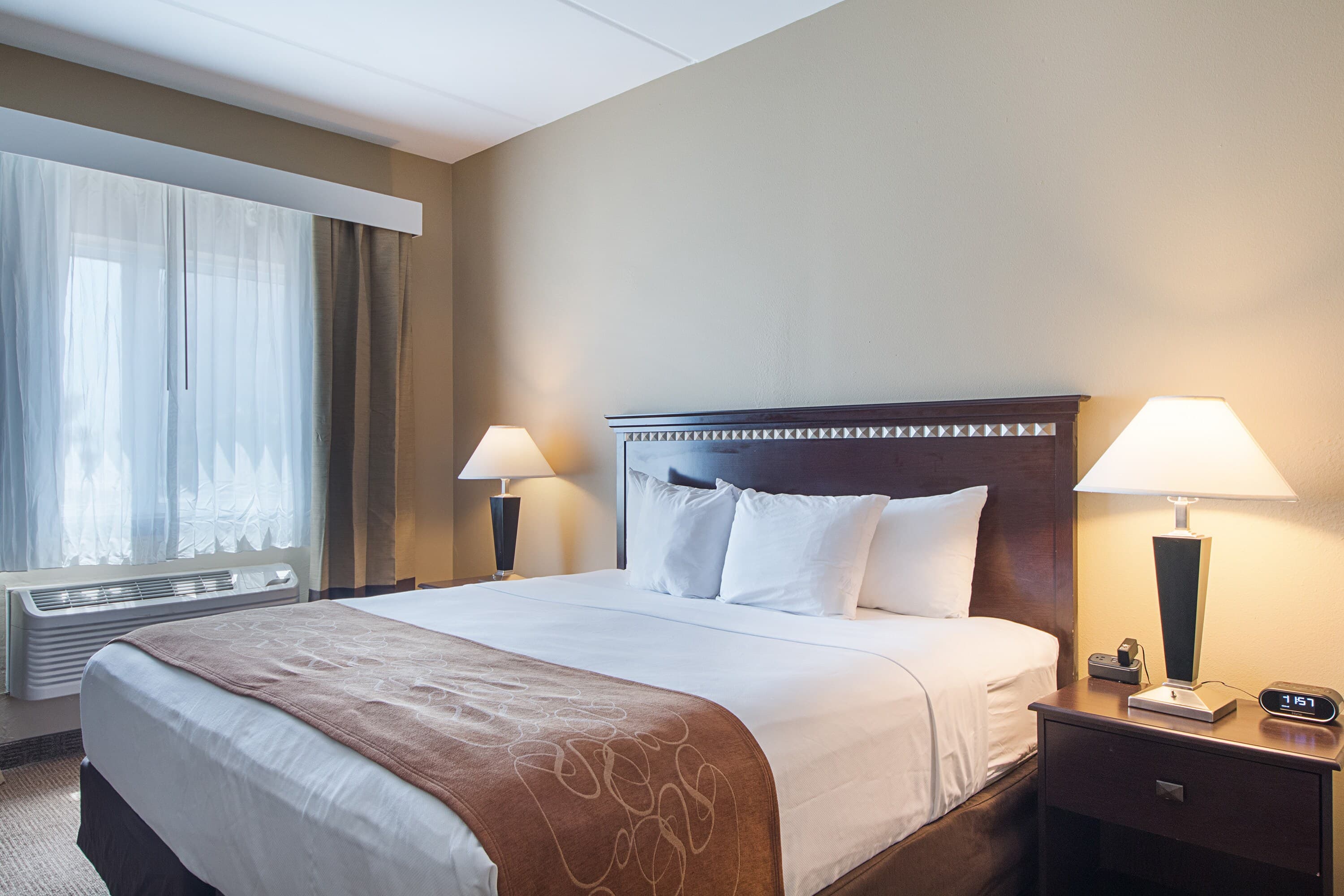 Comfort Suites Beachside - Image 2