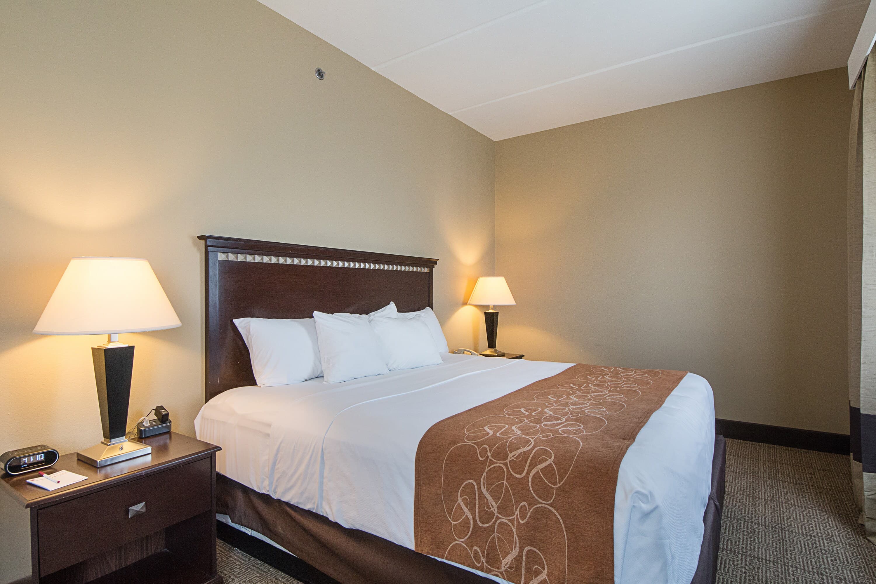 Comfort Suites Beachside - Image 4