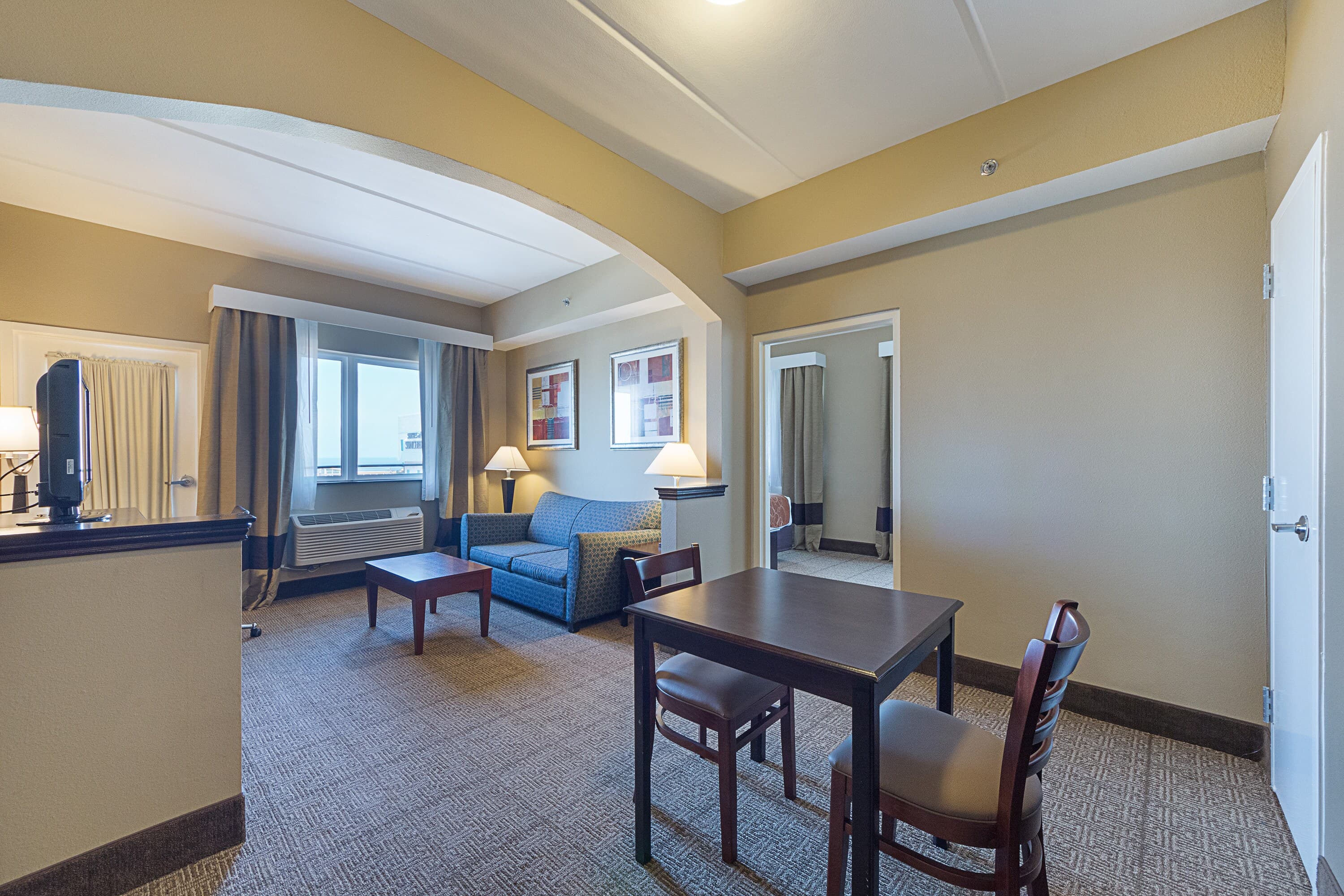 Comfort Suites Beachside - Image 5