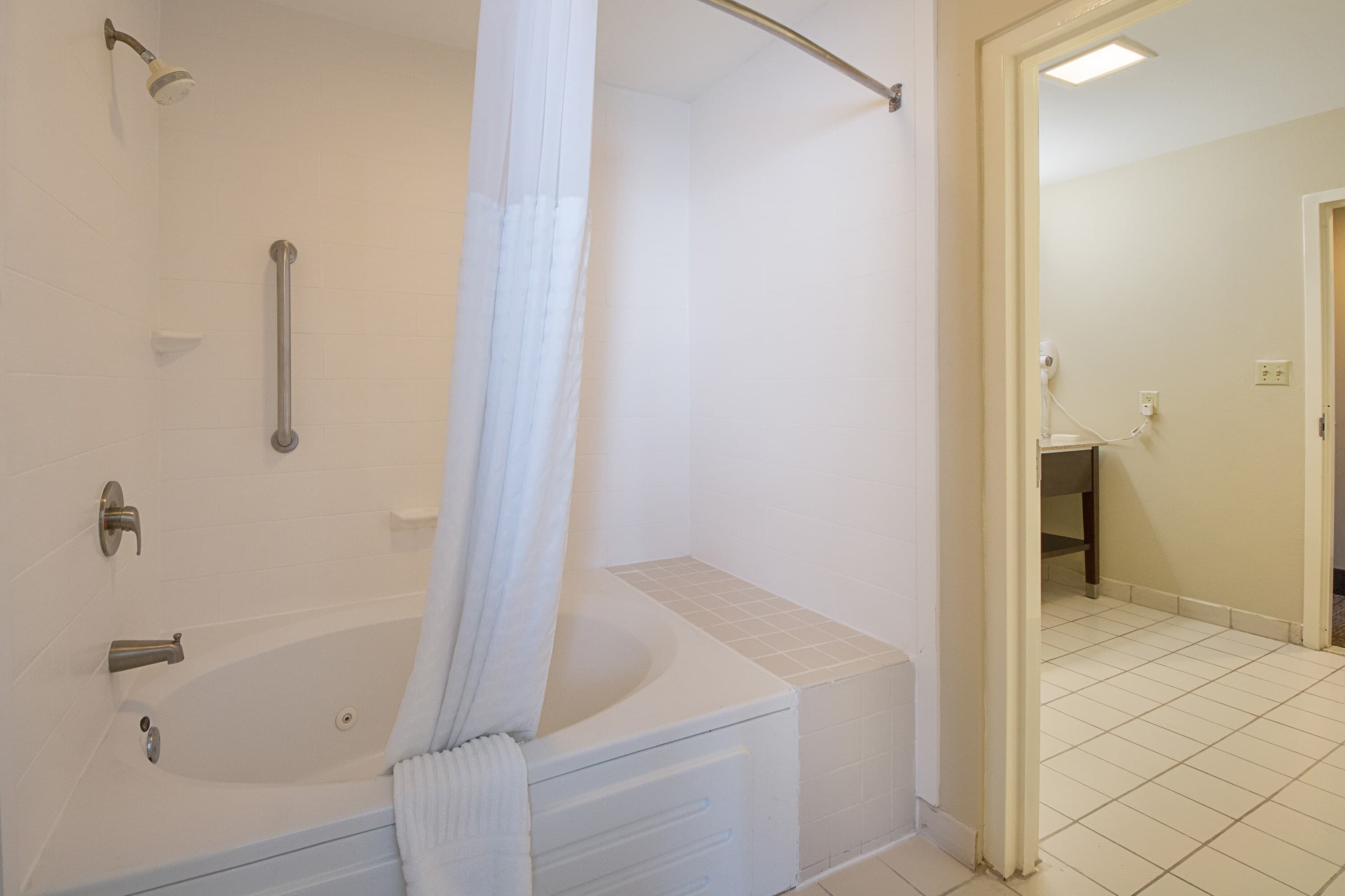 Comfort Suites Beachside — 8