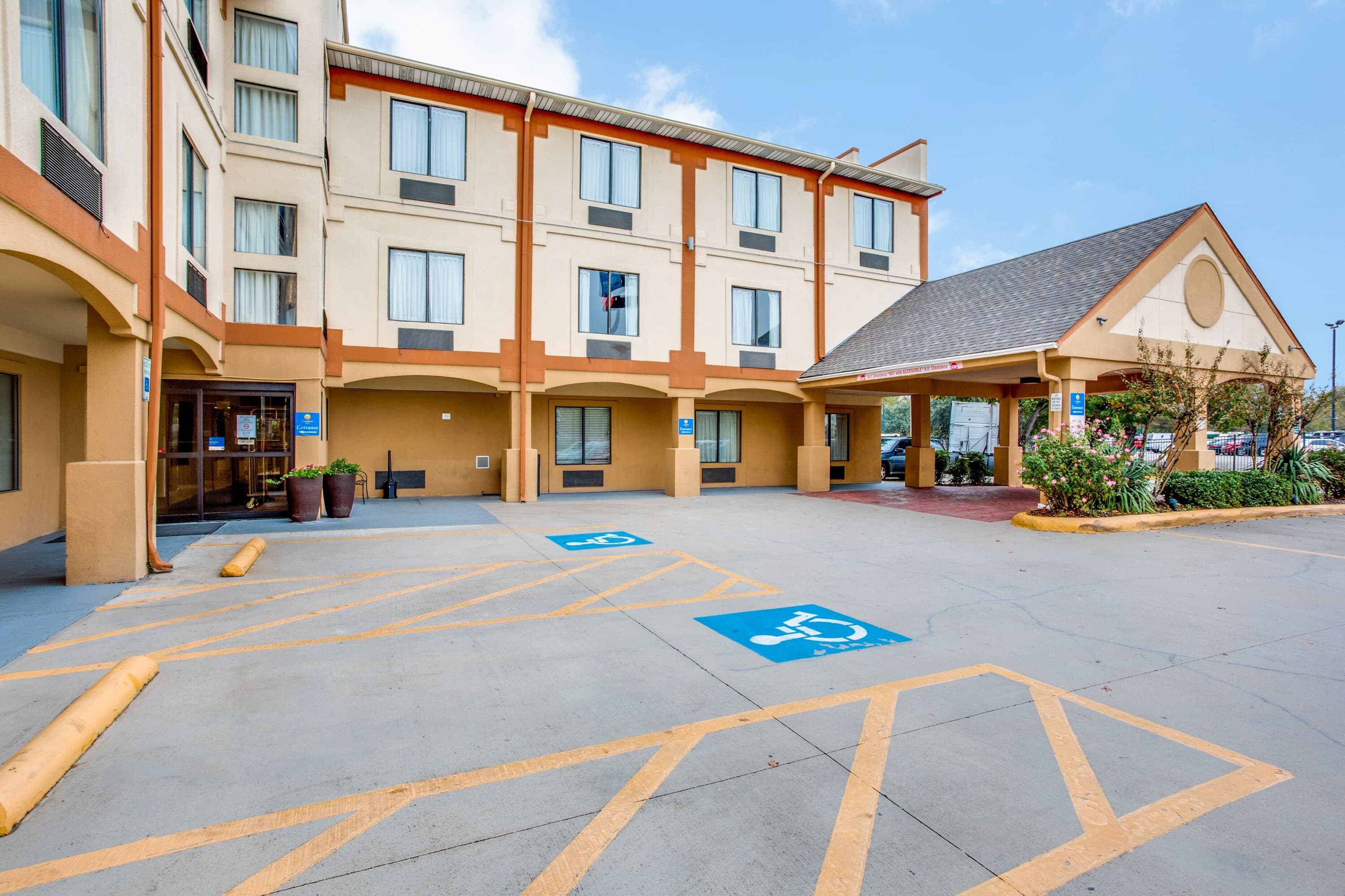Comfort Inn & Suites Love Field-Dallas Market Center - Image 1
