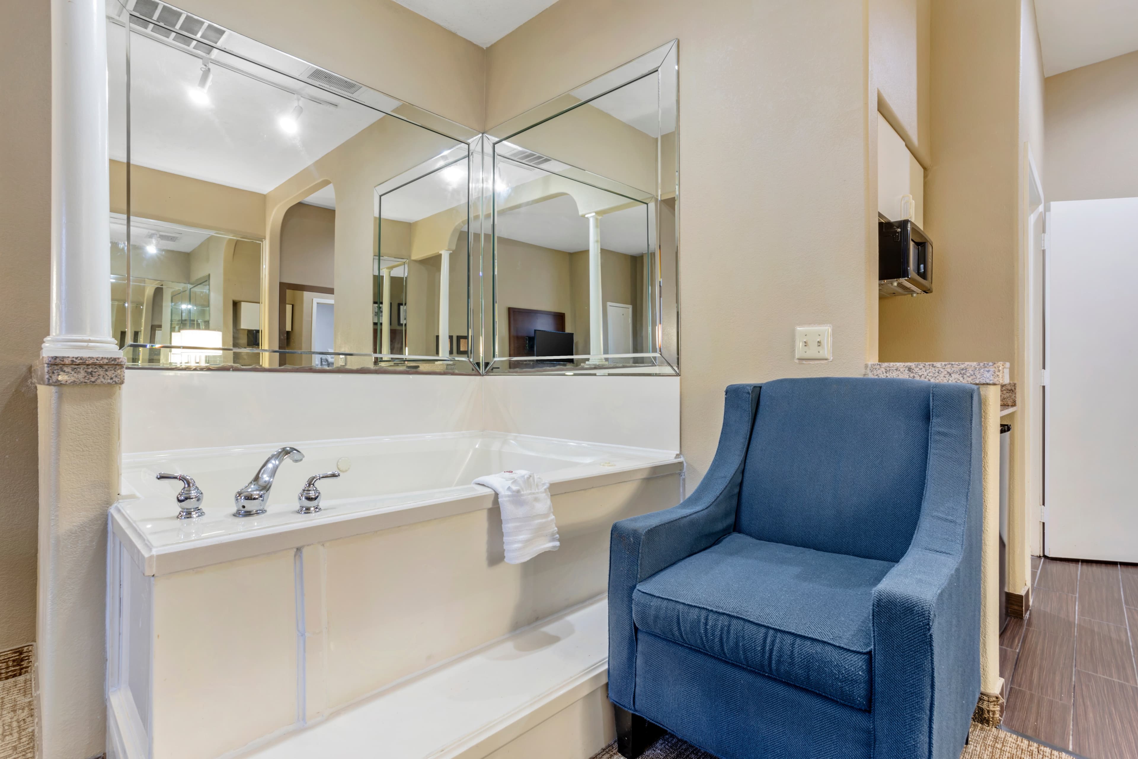 Comfort Suites Houston NW - Vintage Park - Image 4