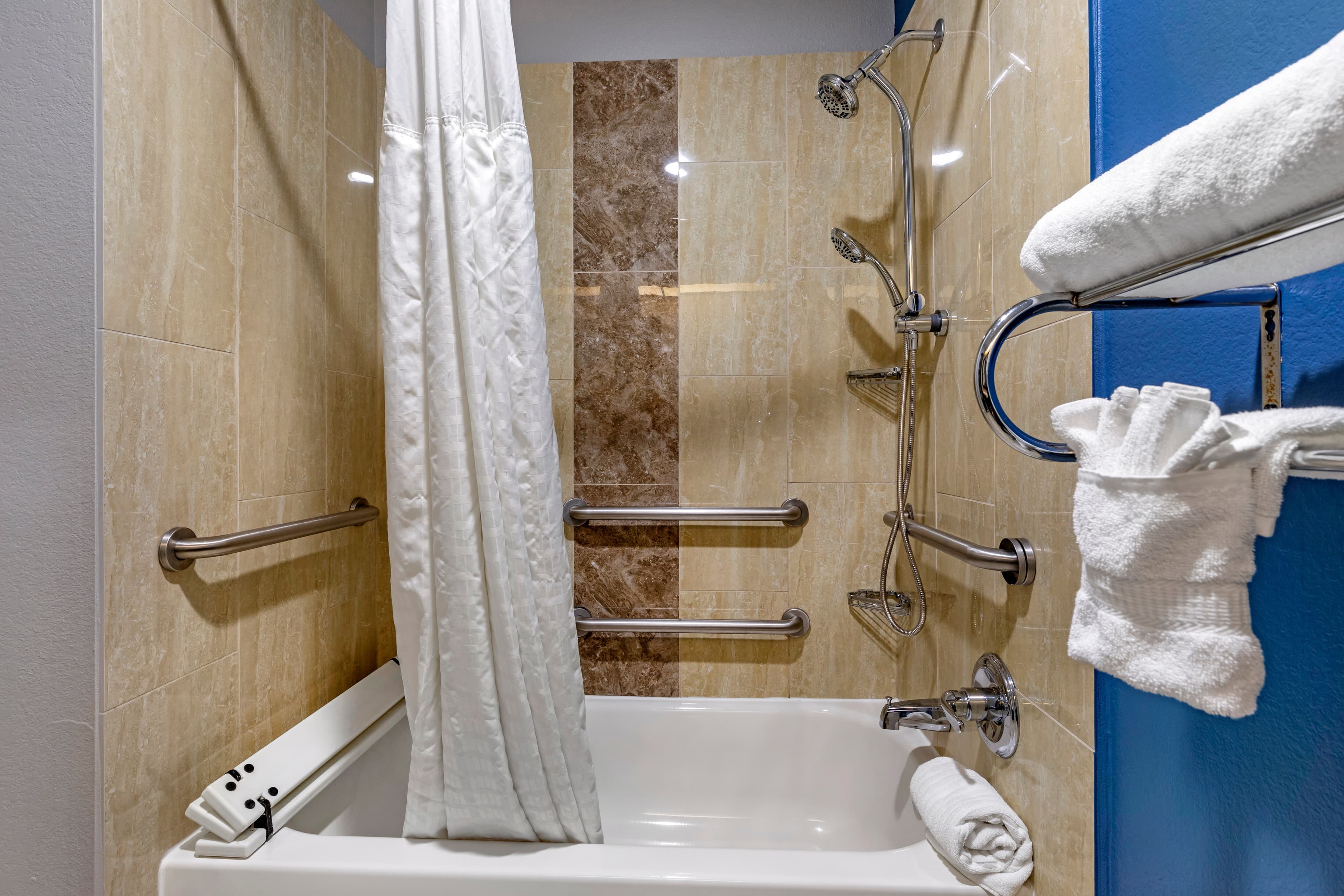 Comfort Inn & Suites Mansfield - Image 5