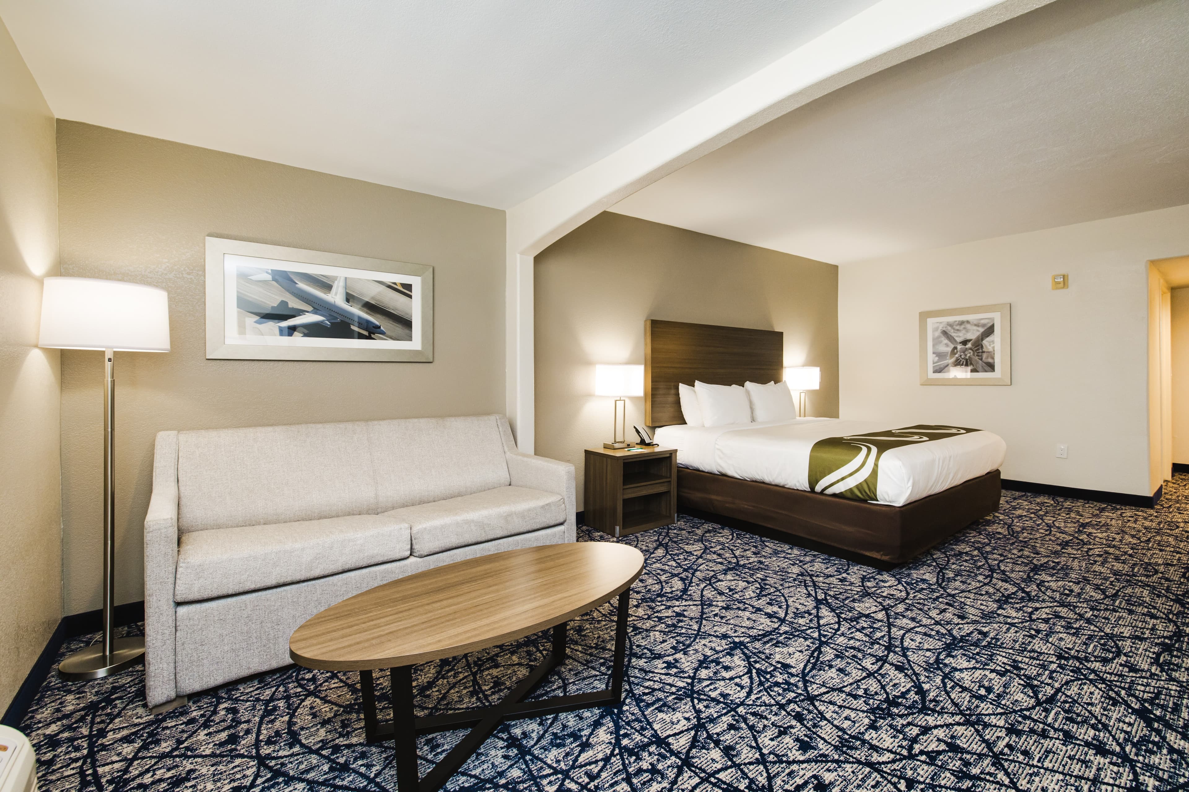 Quality Suites Houston Hobby Airport - Image 1