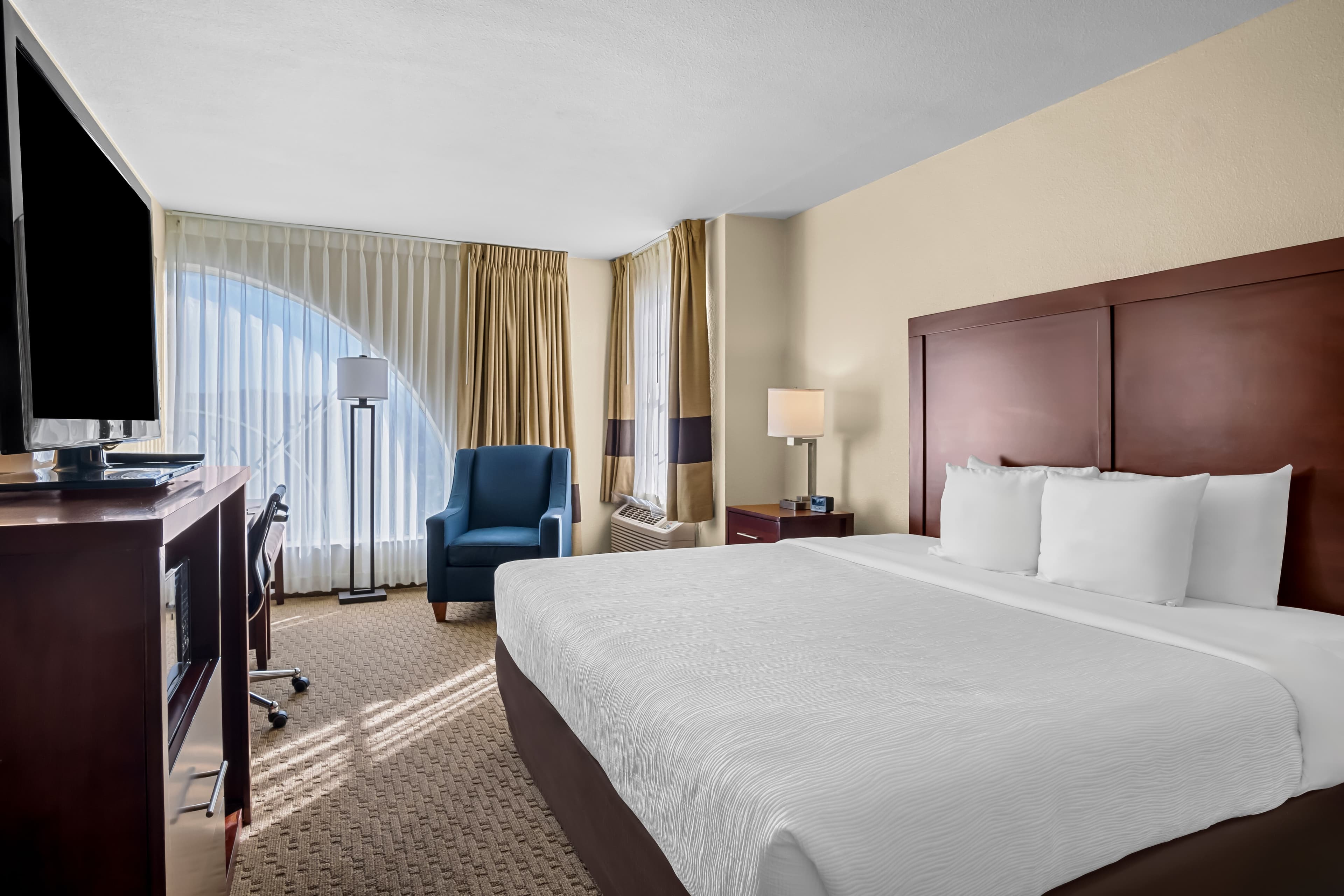 Quality Suites Irving-Las Colinas - Image 2