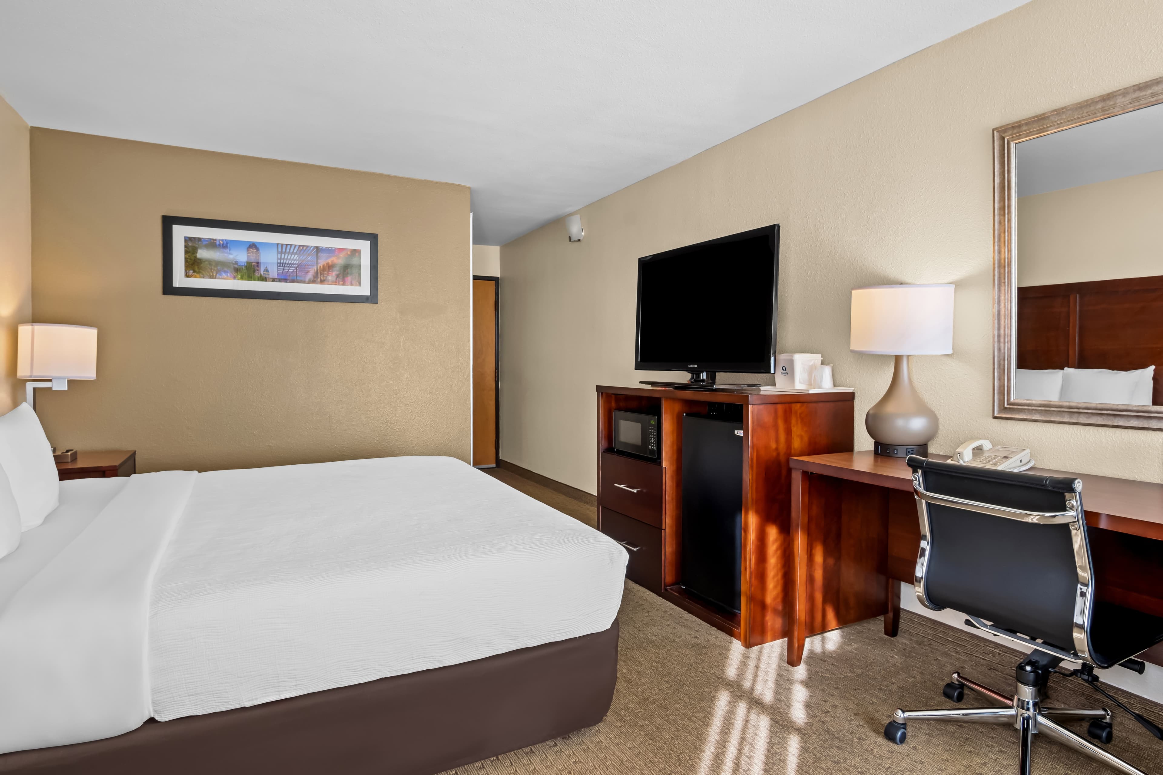 Quality Suites Irving-Las Colinas - Image 3