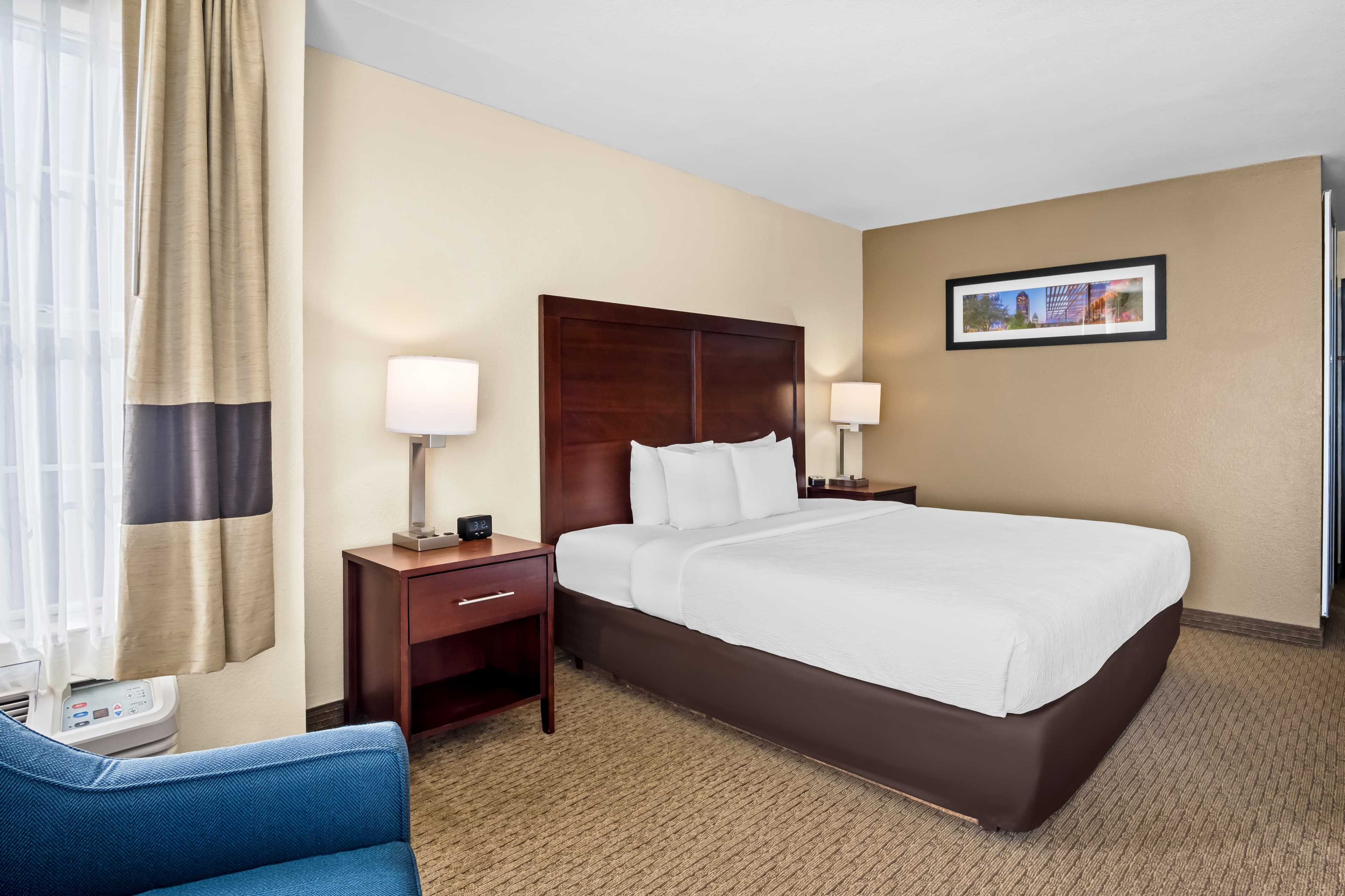 Quality Suites Irving-Las Colinas - Image 4