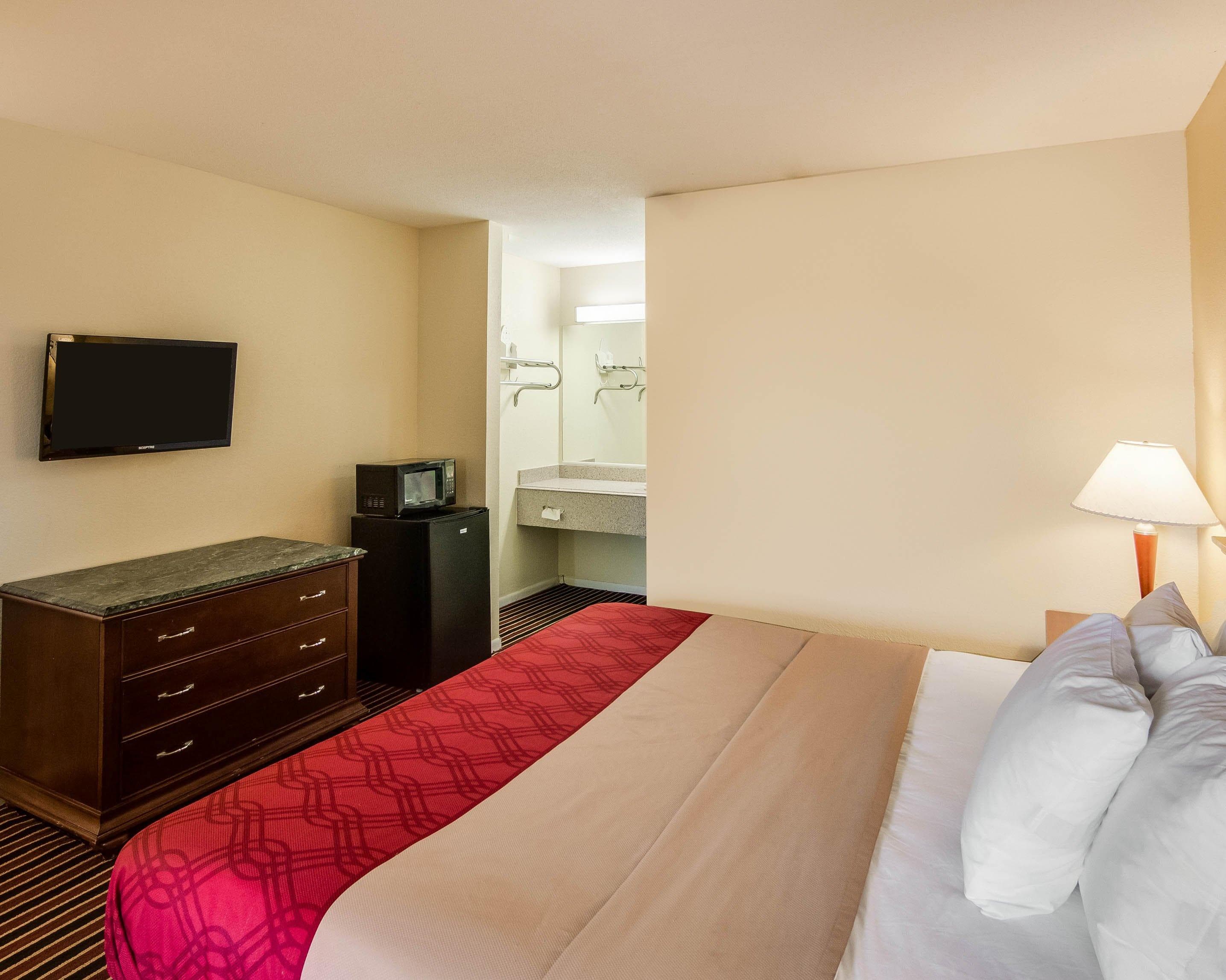 Rodeway Inn & Suites Hwy 290 NW — 8
