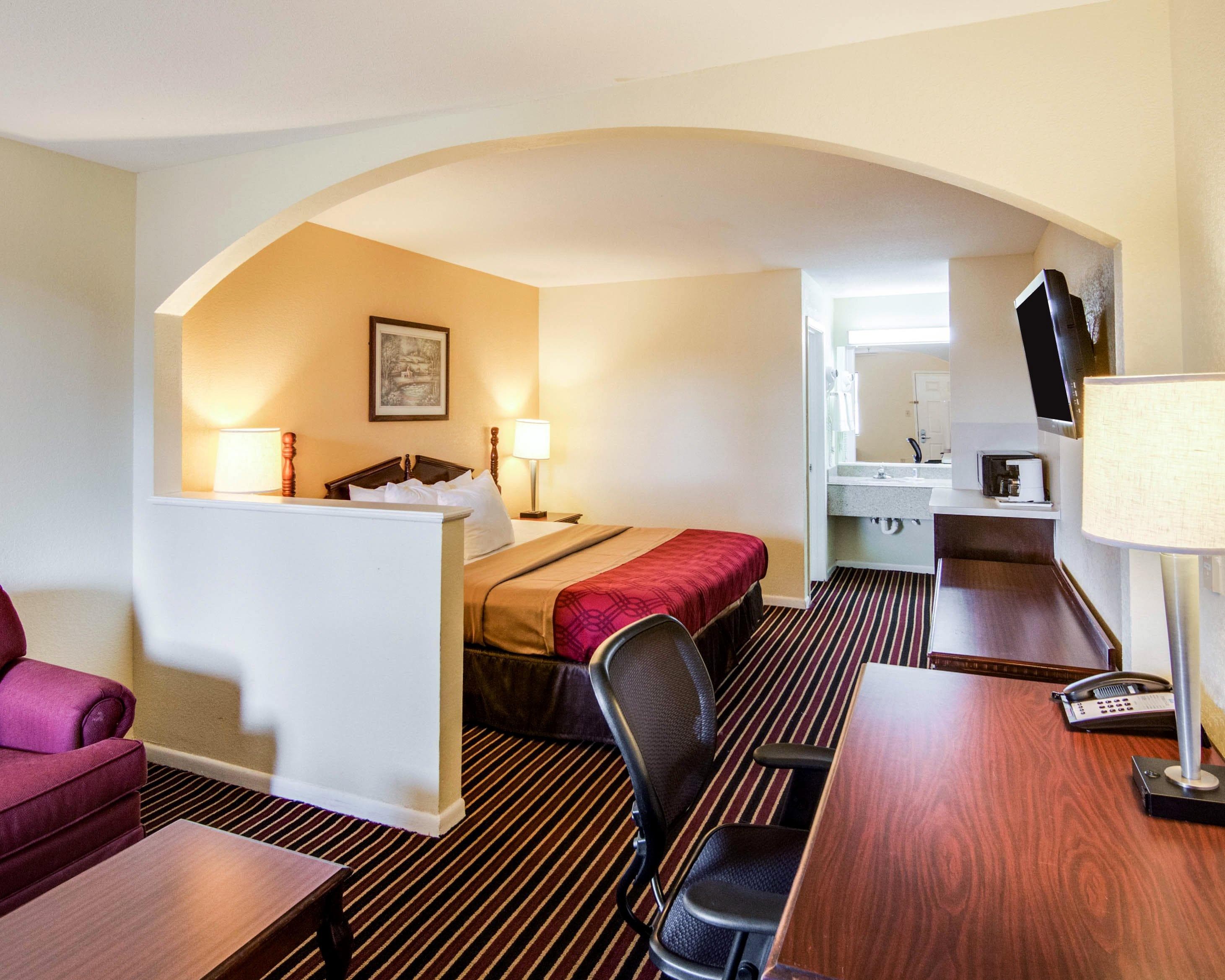 Rodeway Inn & Suites Hwy 290 NW — 21