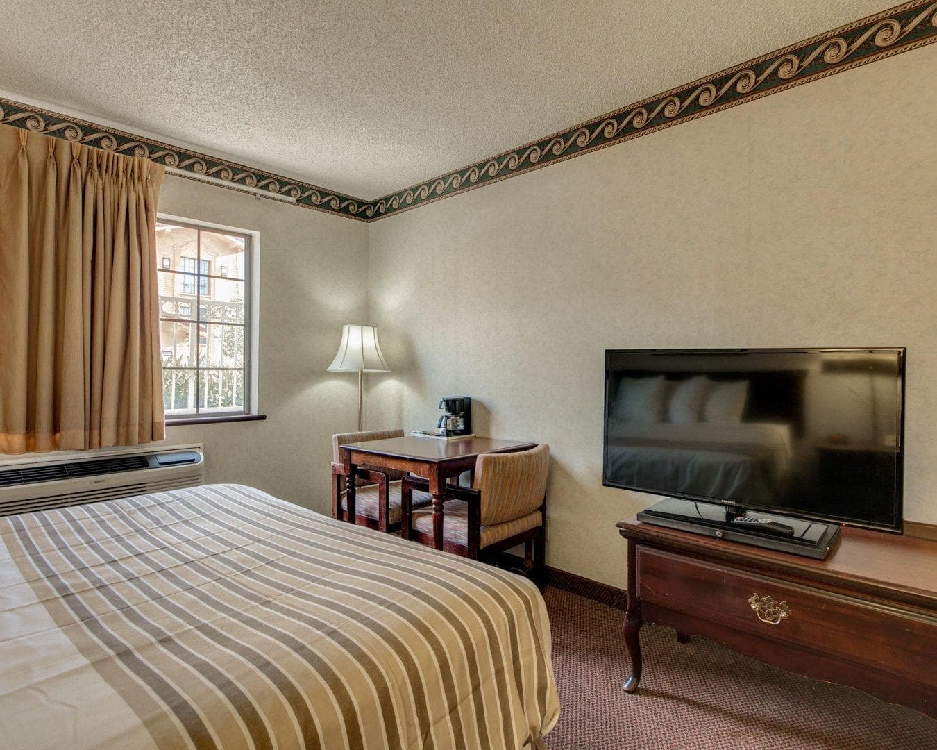 Econo Lodge Inn & Suites El Paso West — 10