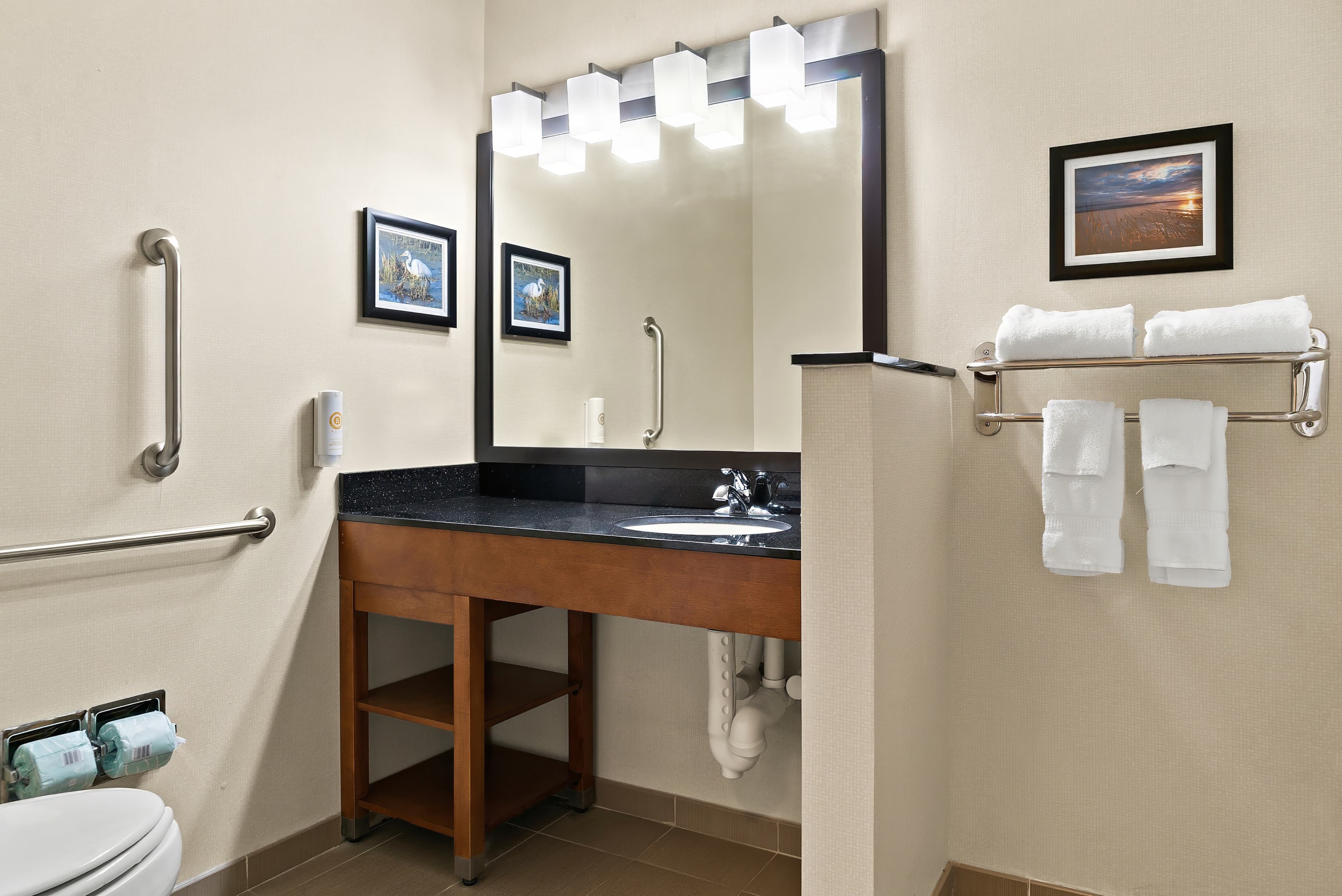 Econo Lodge Inn & Suites Laredo - Nuevo Laredo - Image 3