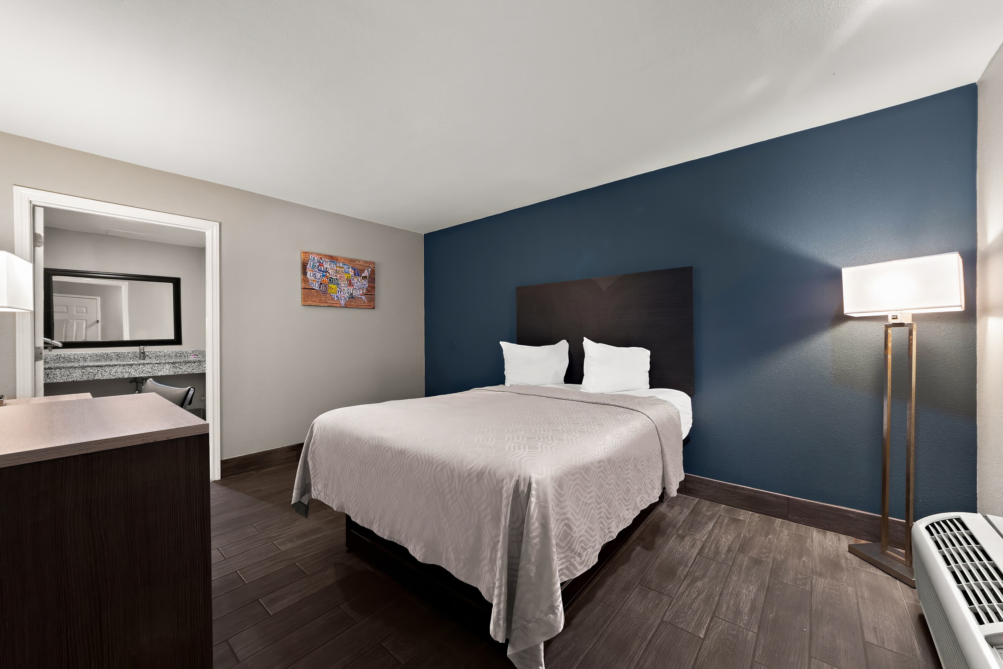 Econo Lodge Inn & Suites Laredo - Nuevo Laredo - Image 2