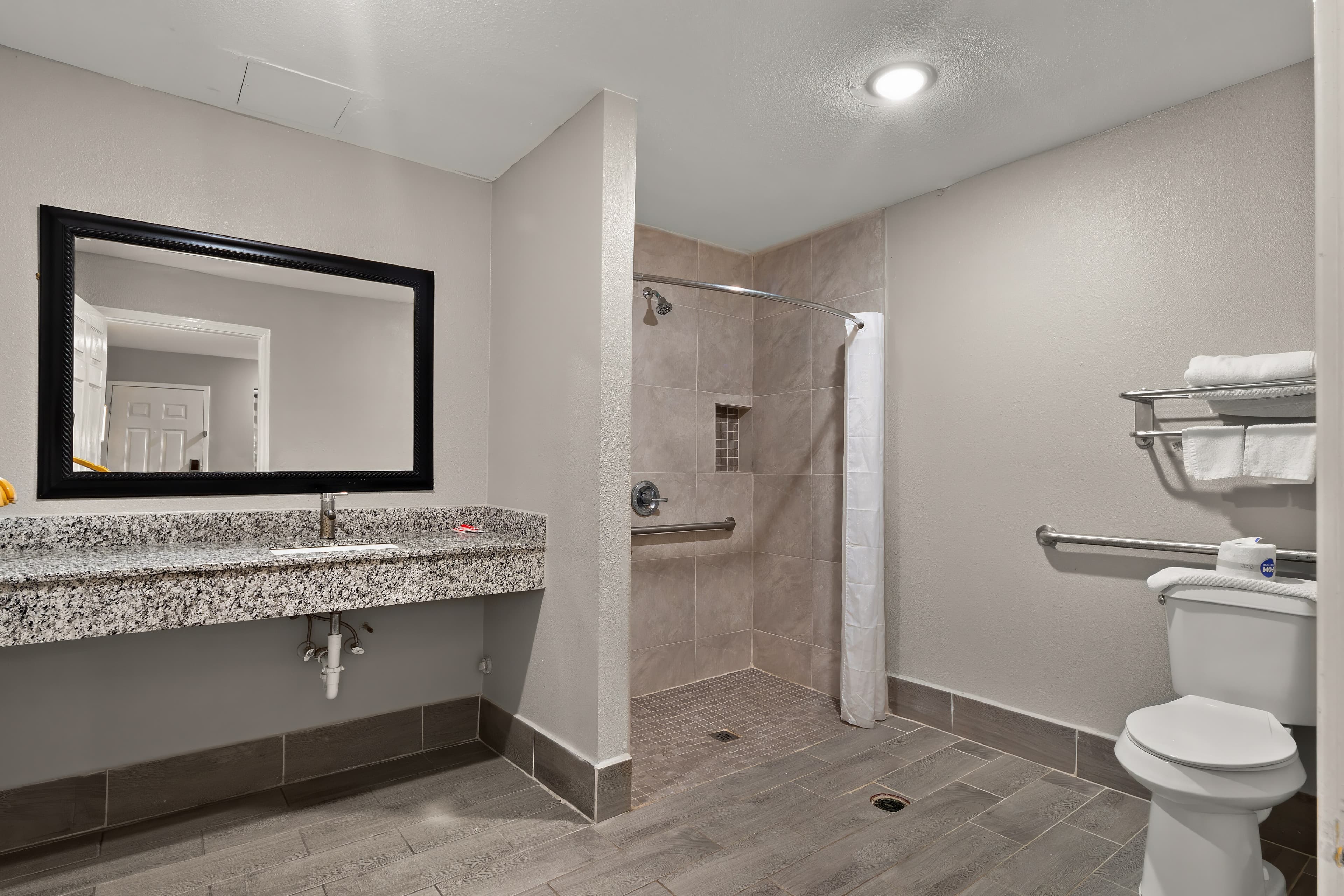 Econo Lodge Inn & Suites Laredo - Nuevo Laredo — 9