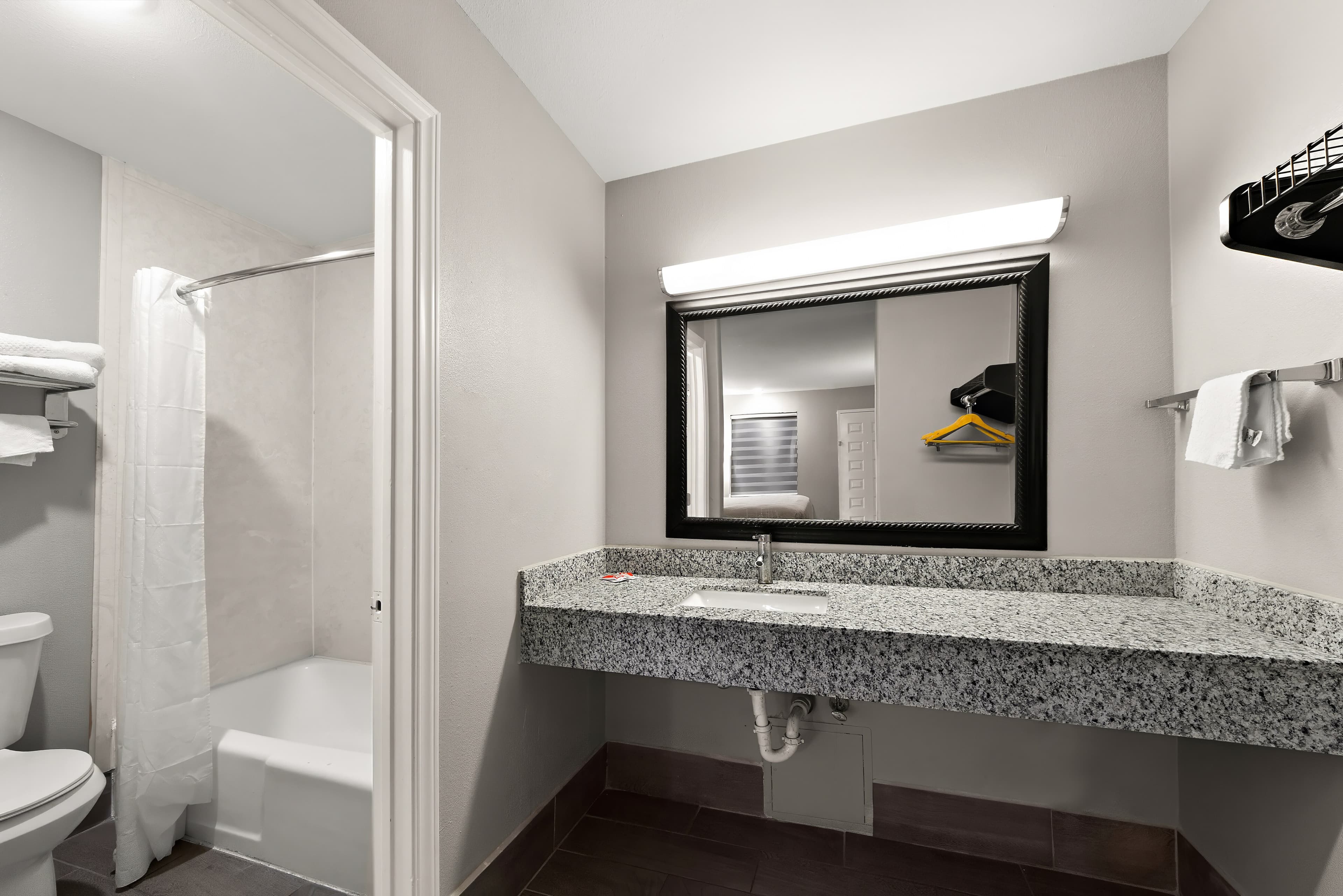 Econo Lodge Inn & Suites Laredo - Nuevo Laredo — 16