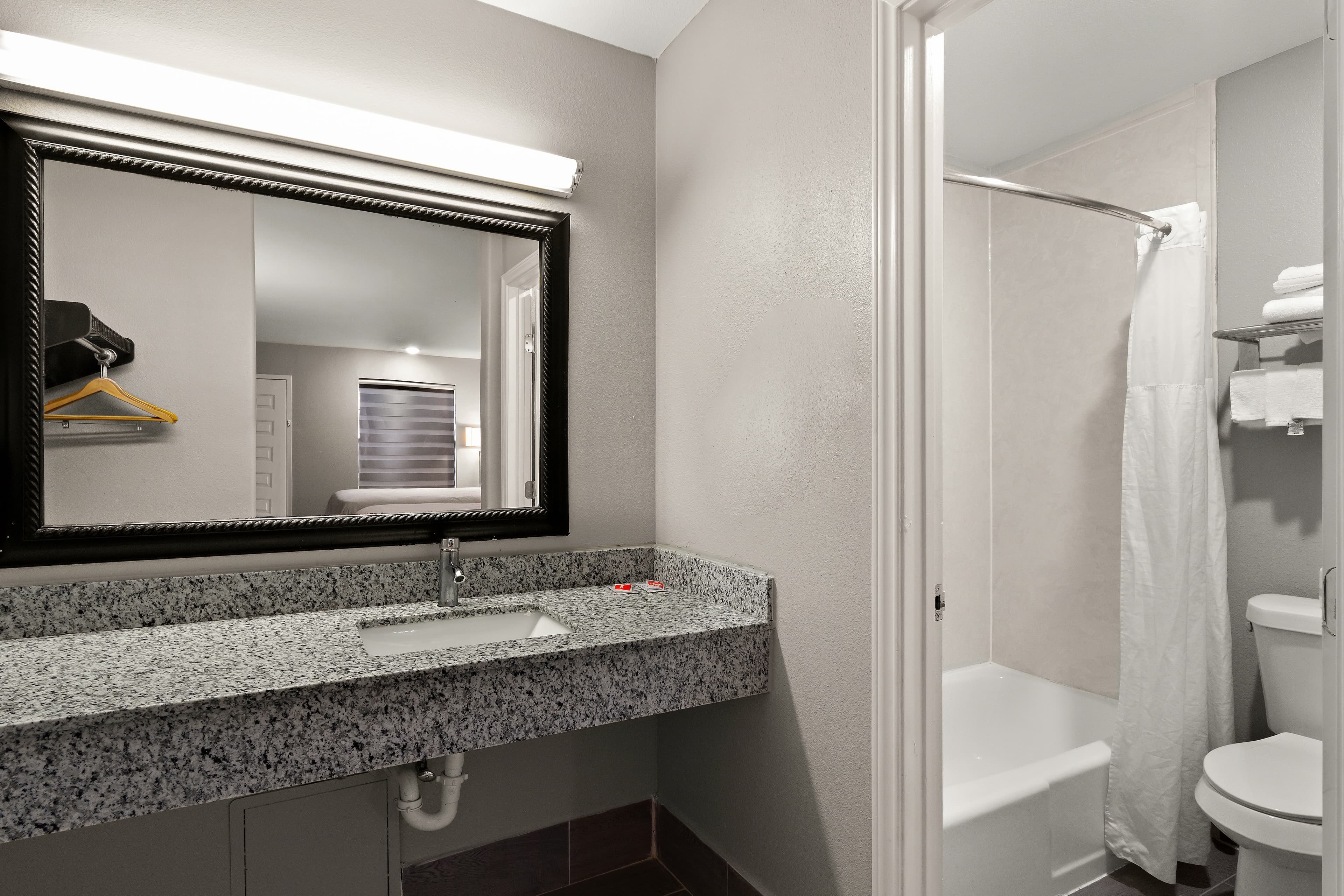 Econo Lodge Inn & Suites Laredo - Nuevo Laredo — 23