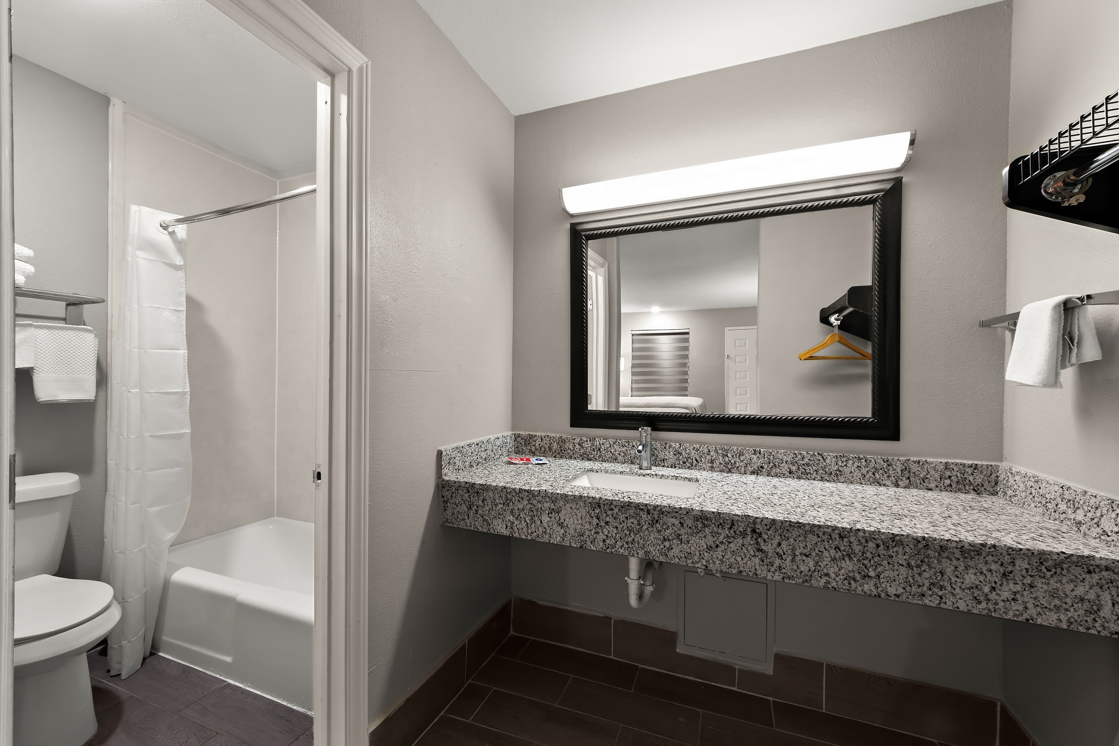 Econo Lodge Inn & Suites Laredo - Nuevo Laredo — 28