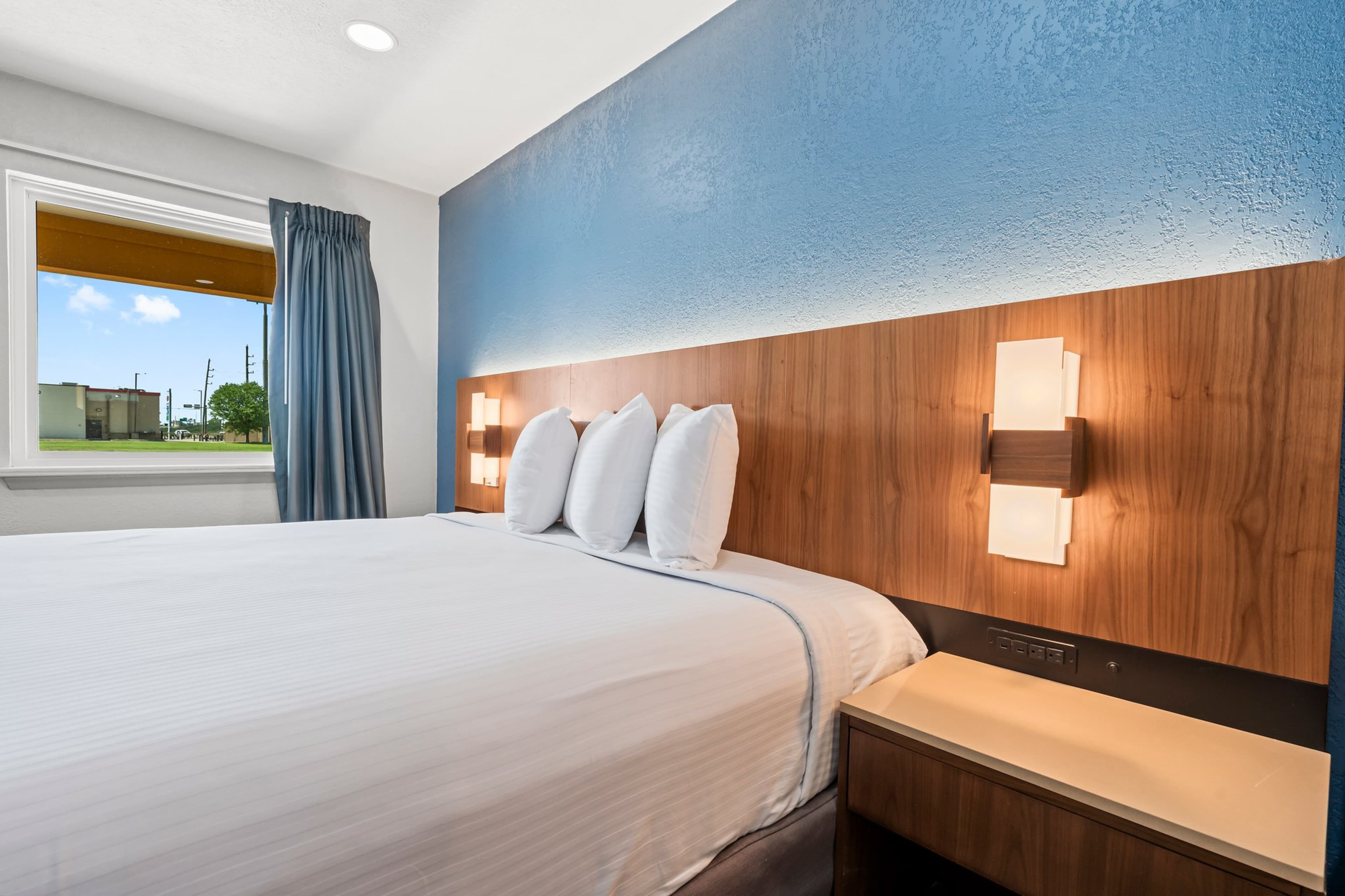 Econo Lodge Inn & Suites Sealy — 9
