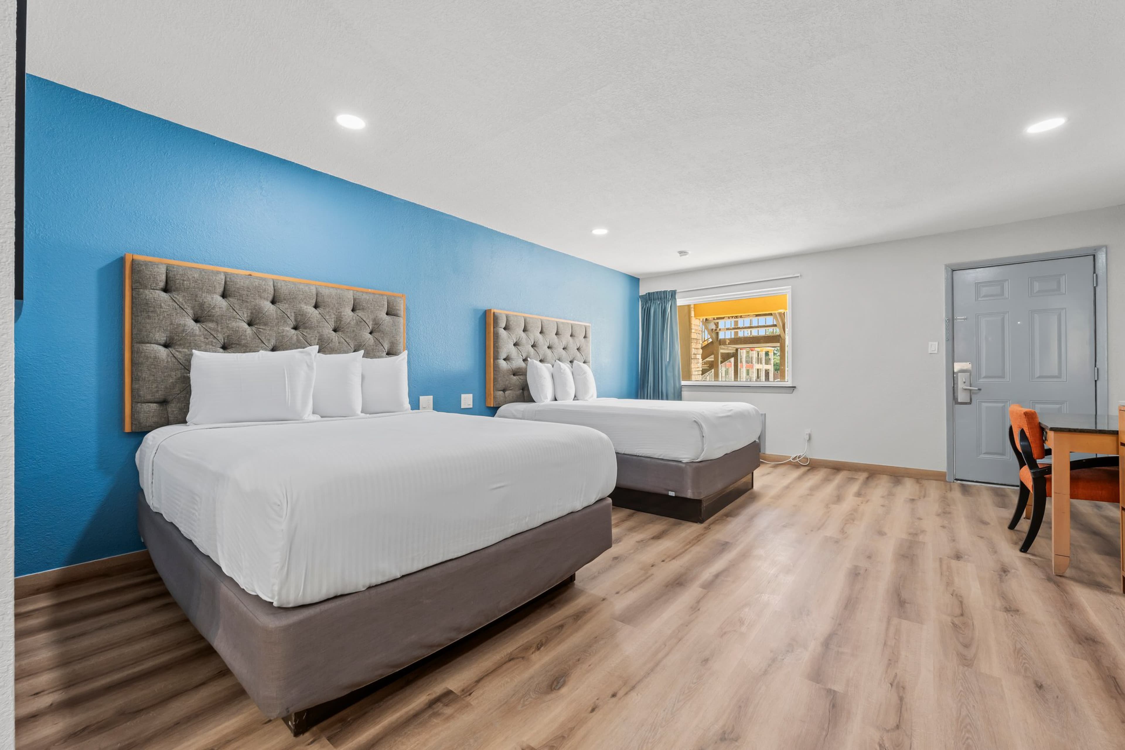 Econo Lodge Inn & Suites Sealy — 12
