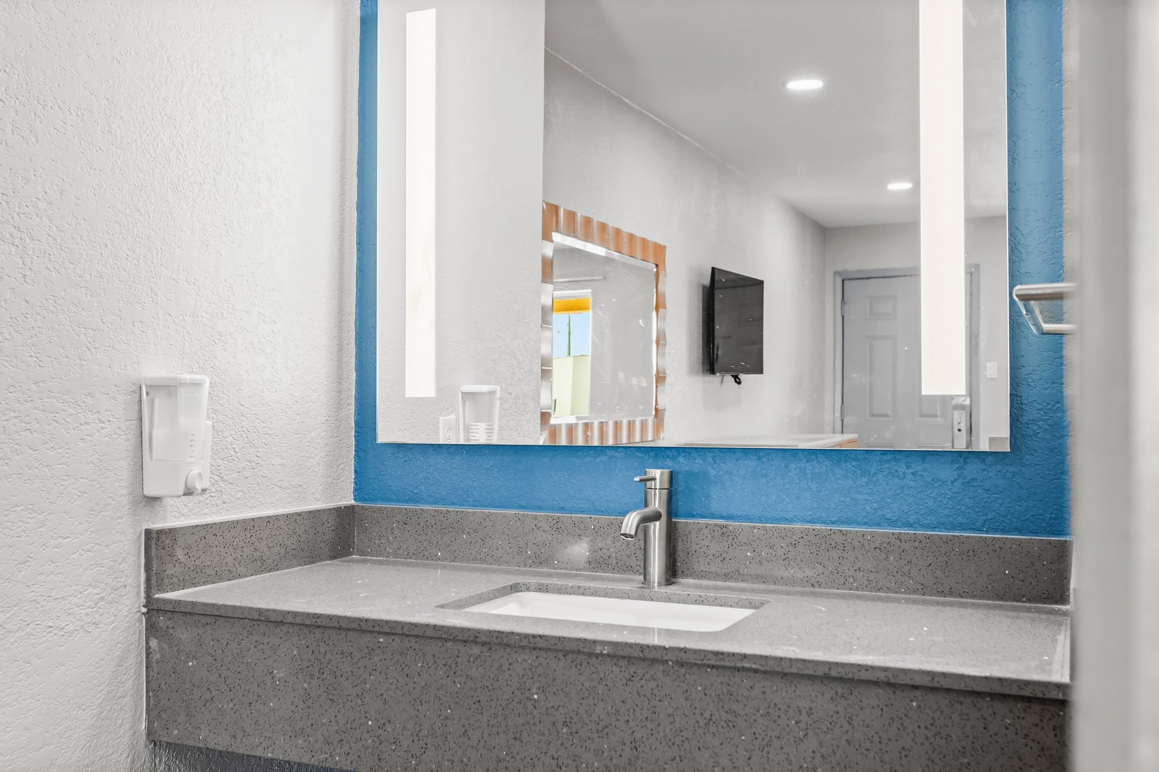 Econo Lodge Inn & Suites Sealy — 25