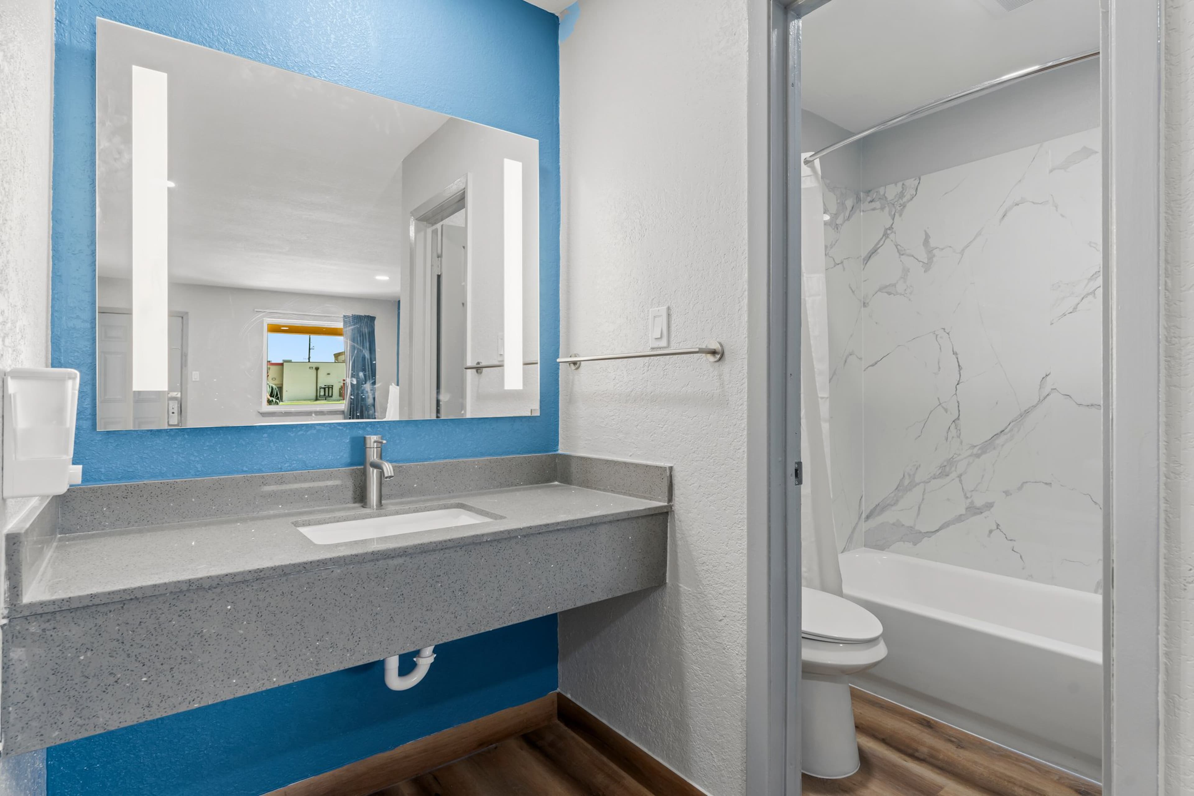 Econo Lodge Inn & Suites Sealy — 26
