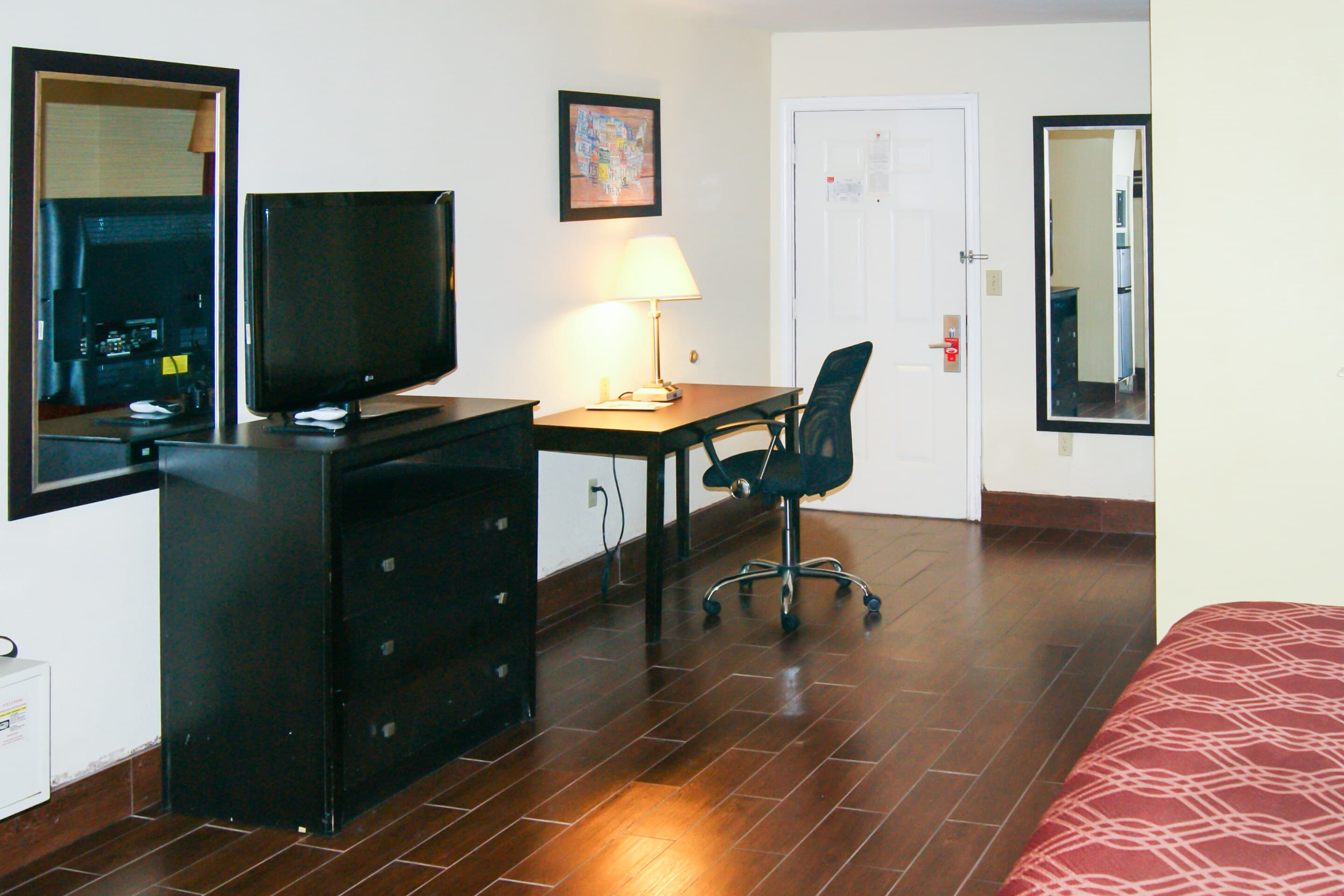 Econo Lodge Inn & Suites West - Energy Corridor - Image 3